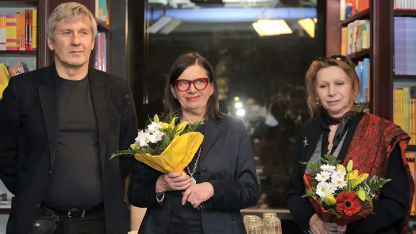 Z krstu knihy " Elixír smiechu. Jozef Kroner a Kronerovci " v kníhkupectve Panta Rhei 24. januára 2011 v Bratislave.  Na snímke sprava autorka knihy Zuzana Bakošová - Hlavenková, herci Zuzana Kronerová a Ján Kroner.