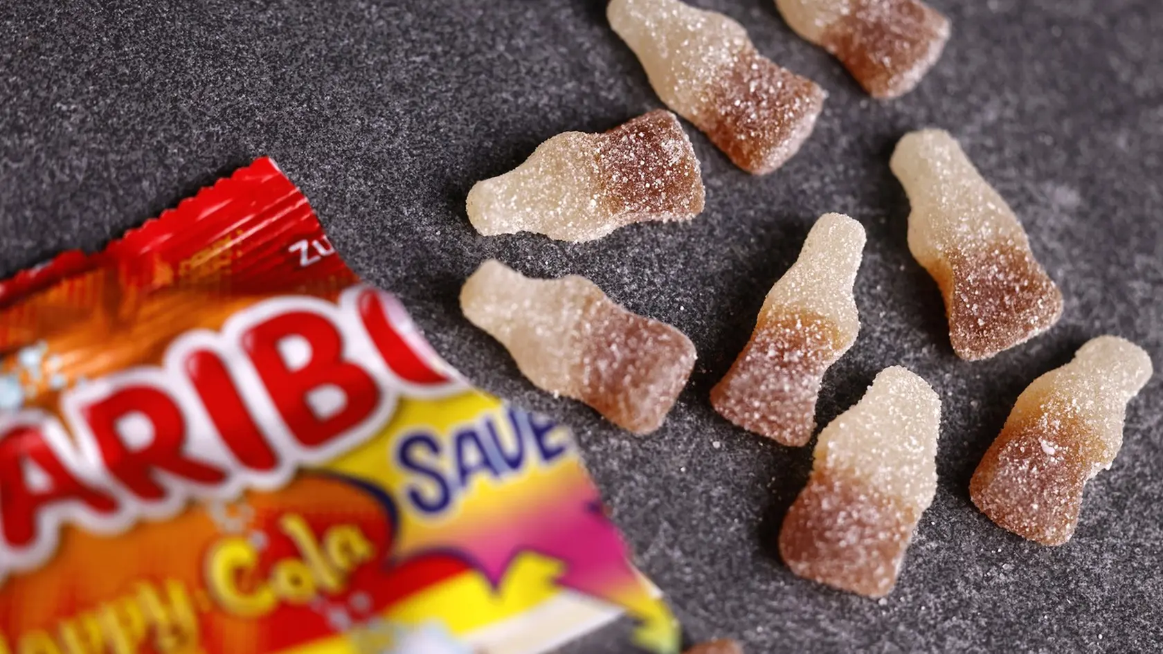 Haribo sťahuje v Holandsku z predaja cukríky Happy Cola, našli v nich konope.