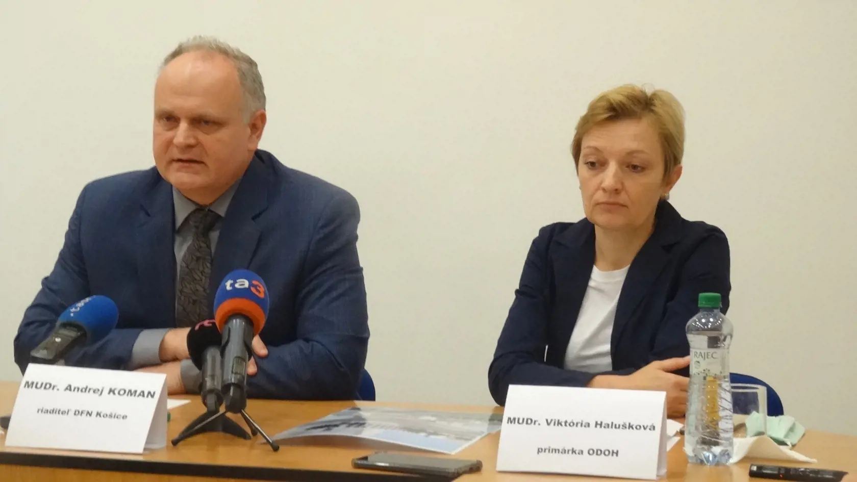 Riaditeľ nemocnice Andrej Koman a primárka Oddelenia detskej onkológie a hematológie Viktória Halušková.