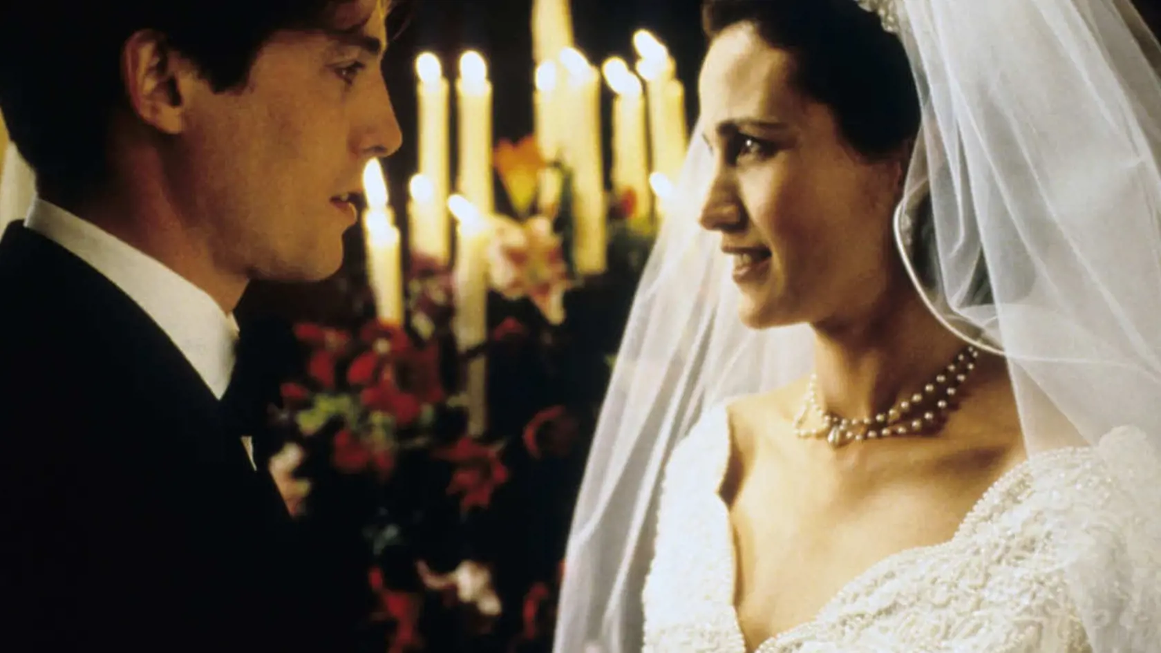Andie MacDowell s Hughom Grantom vo filme Štyri svadby a jeden pohreb.