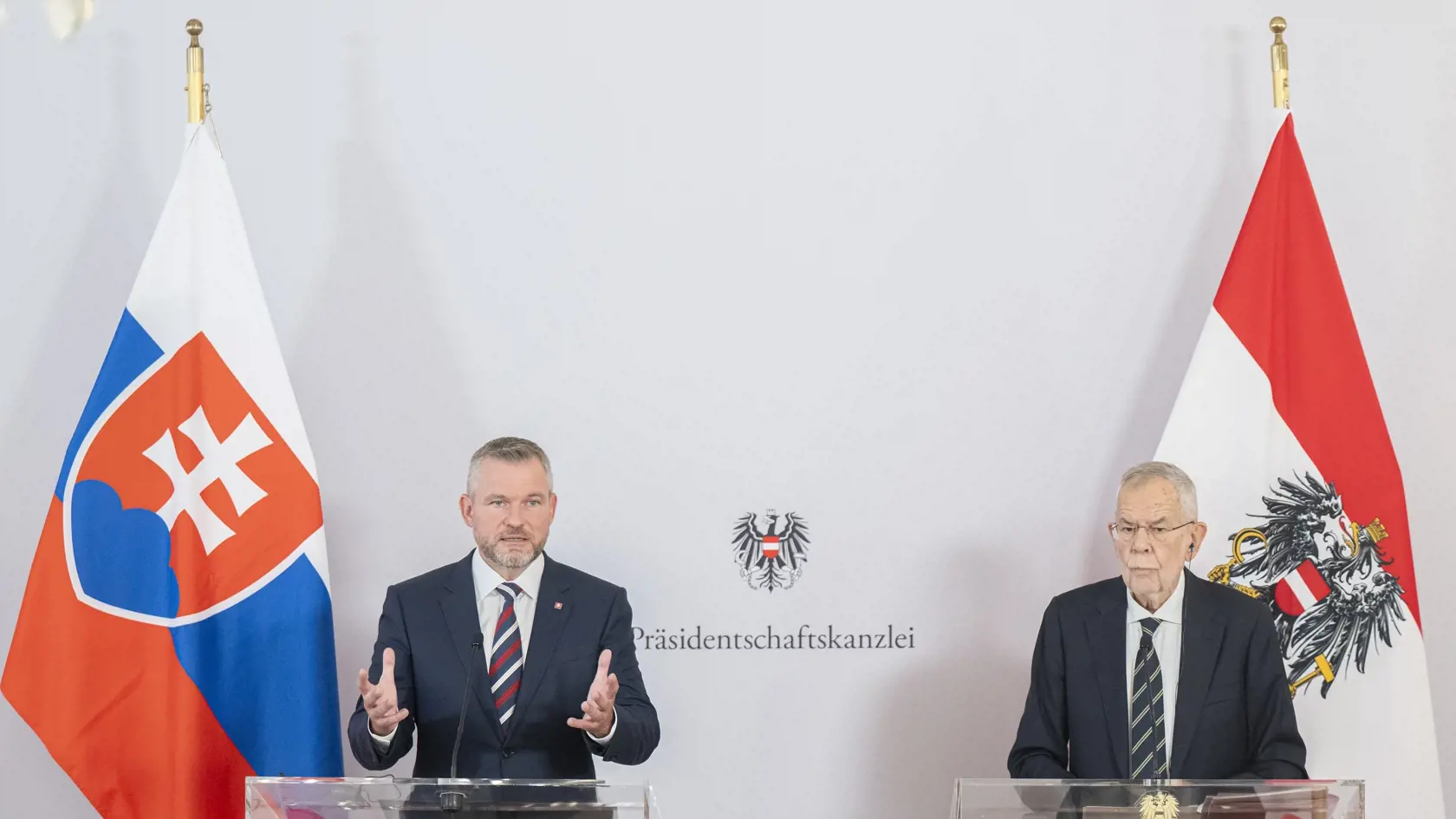 Na snímke vľavo prezident SR Peter Pellegrini a vpravo rakúsky spolkový prezident Alexander Van der Bellen na tlačovej konferencii počas oficiálnej návštevy Rakúska 11. septembra 2024 vo Viedni.