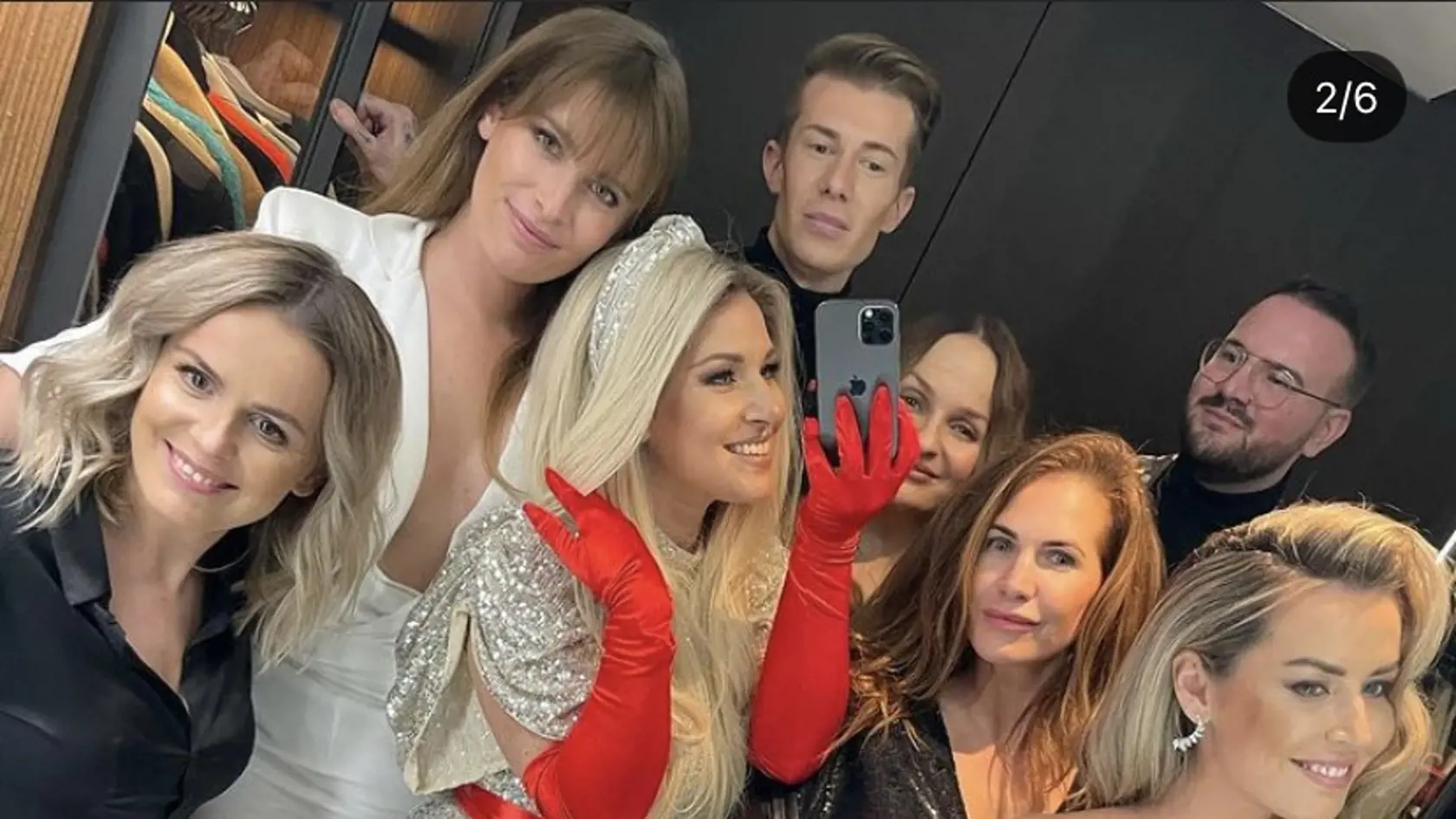 Prišiel Cibulkovej dvorný kaderník Patrik Veselý, osobný stylista Andrej Kusalík. Nechýbali kamarátky Barbora Franeková, Broňa Borovičková, ale aj známa slovenská herečka Zuzana Kubovčíková-Šebová.