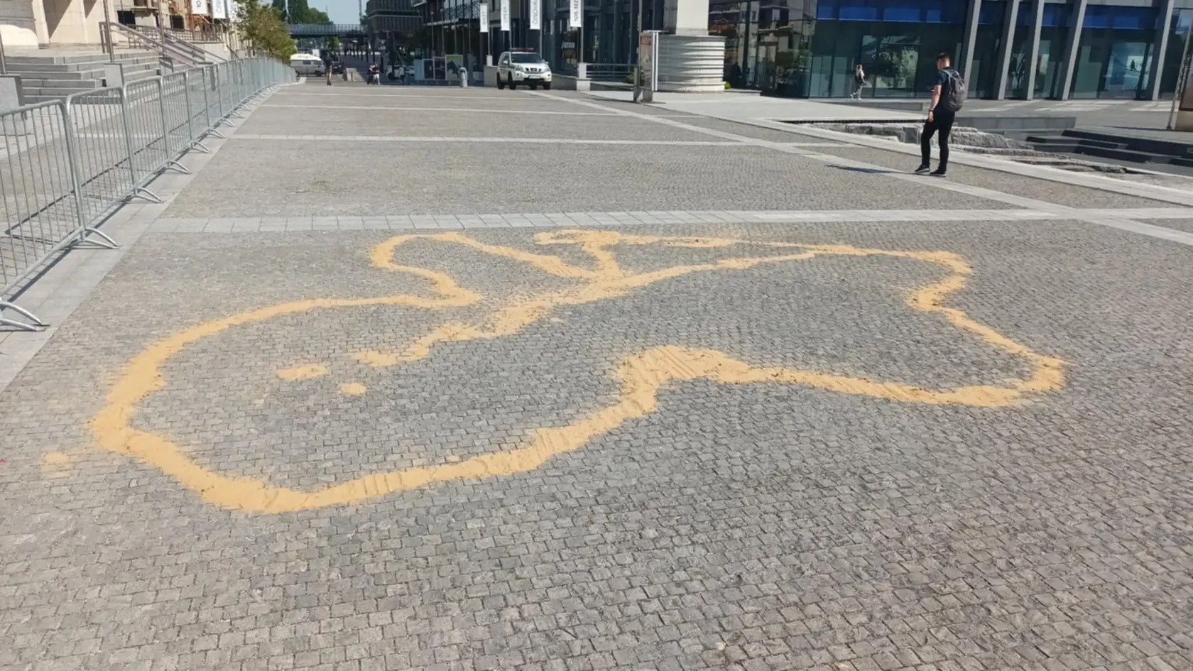 Pred koncertom Anny Netrebko niekto vylial pred budovou SND červenú farbu. Zamestnanci divadla to zasypali pieskom.