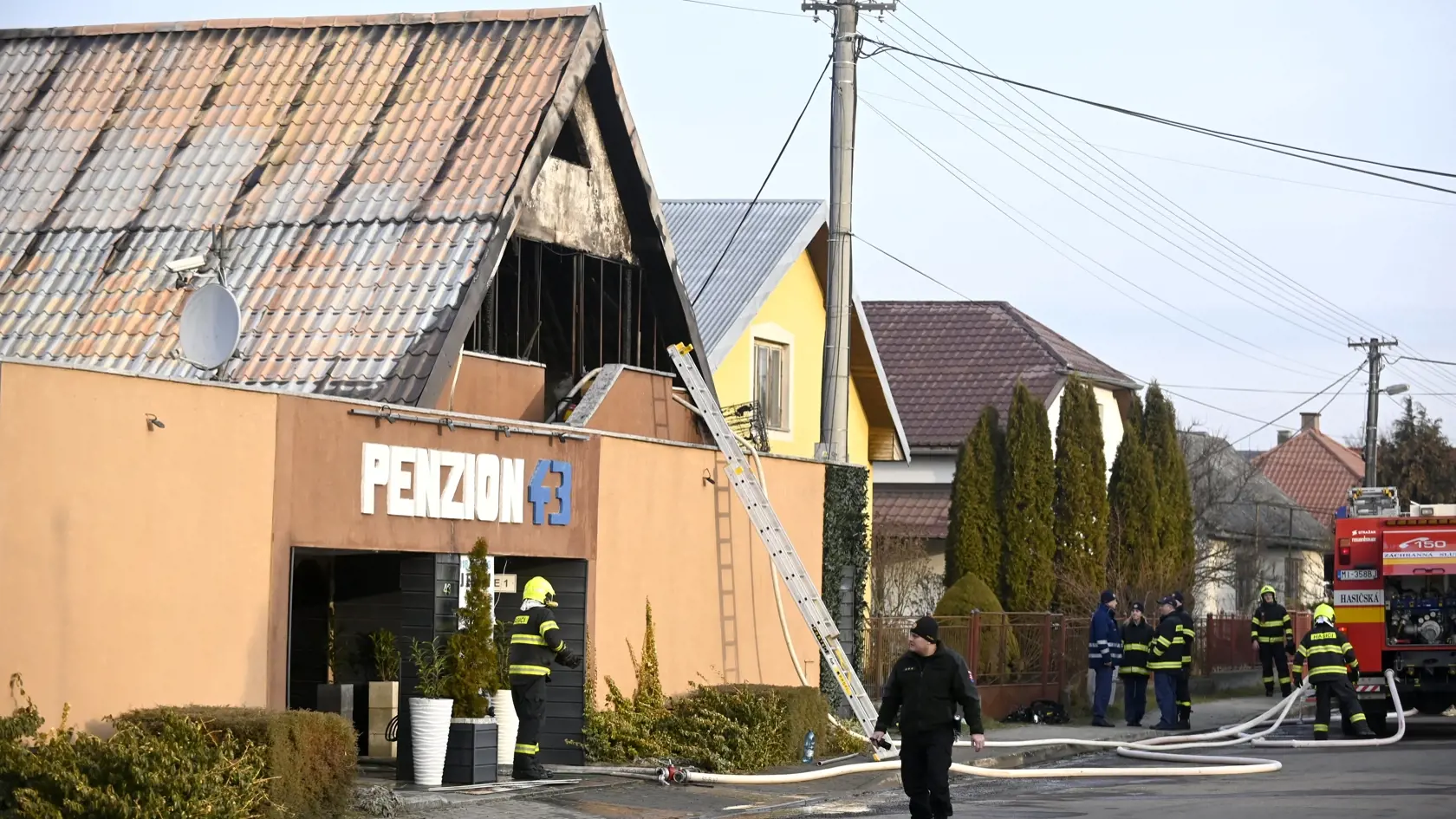 Na snímke požiar penziónu na Kúpeľskej ulici v Sobraciach v piatok 7. februára 2025. Danka Capáková z Operačného strediska záchrannej zdravotnej služby (OS ZZS) SR potvrdila, že na mieste zomrel jeden muž. Požiar v penzióne ohlásili pred 4.30 h. V objekte sa nachádzalo 15 osôb. FOTO TASR - Roman Hanc
