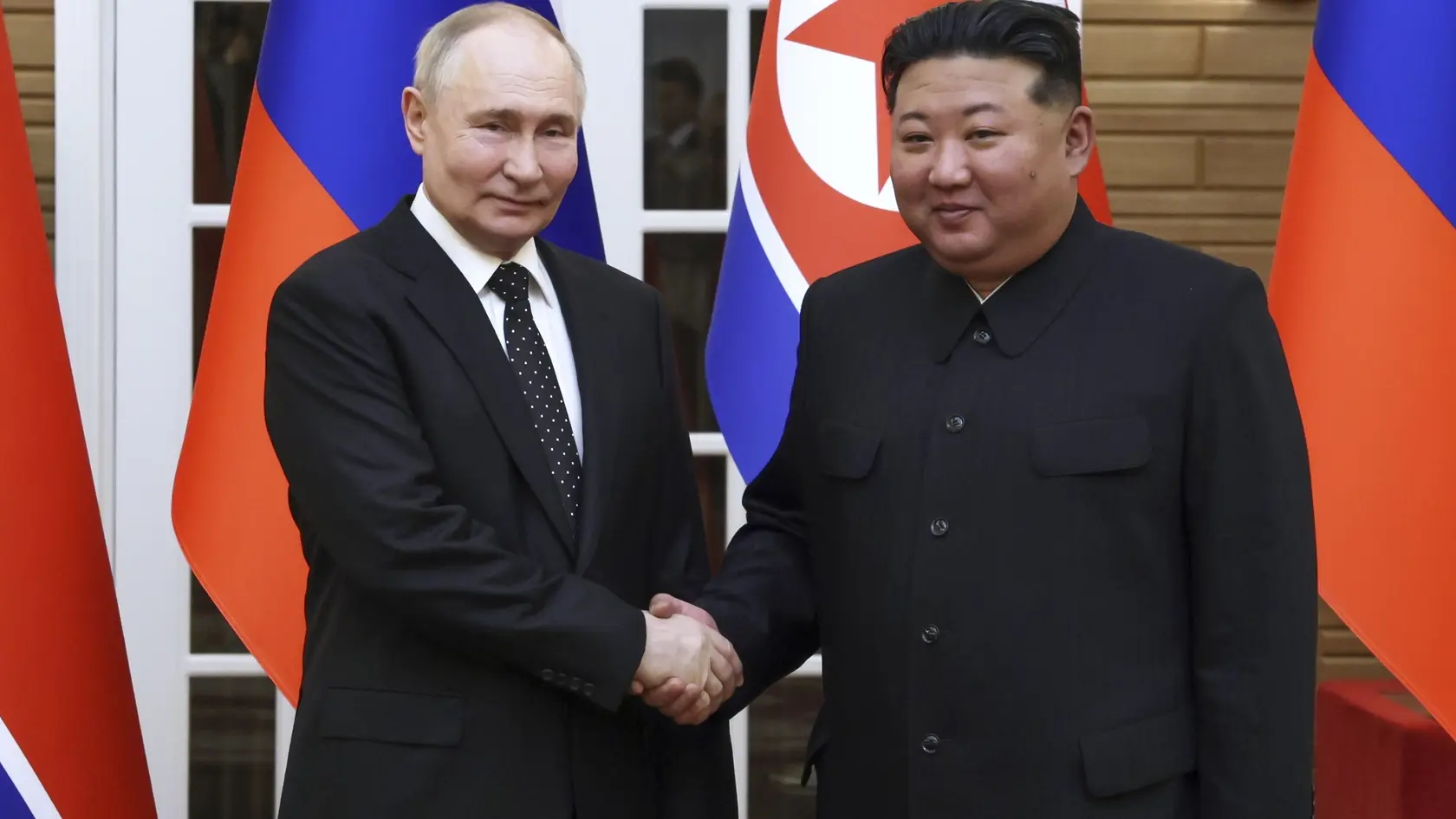 Ruský prezident Vladimir Putin (vľavo) a severokórejský vodca Kim Čong-un si podávajú ruky pred rozhovormi v Pchjongjangu 19. júna 2024.