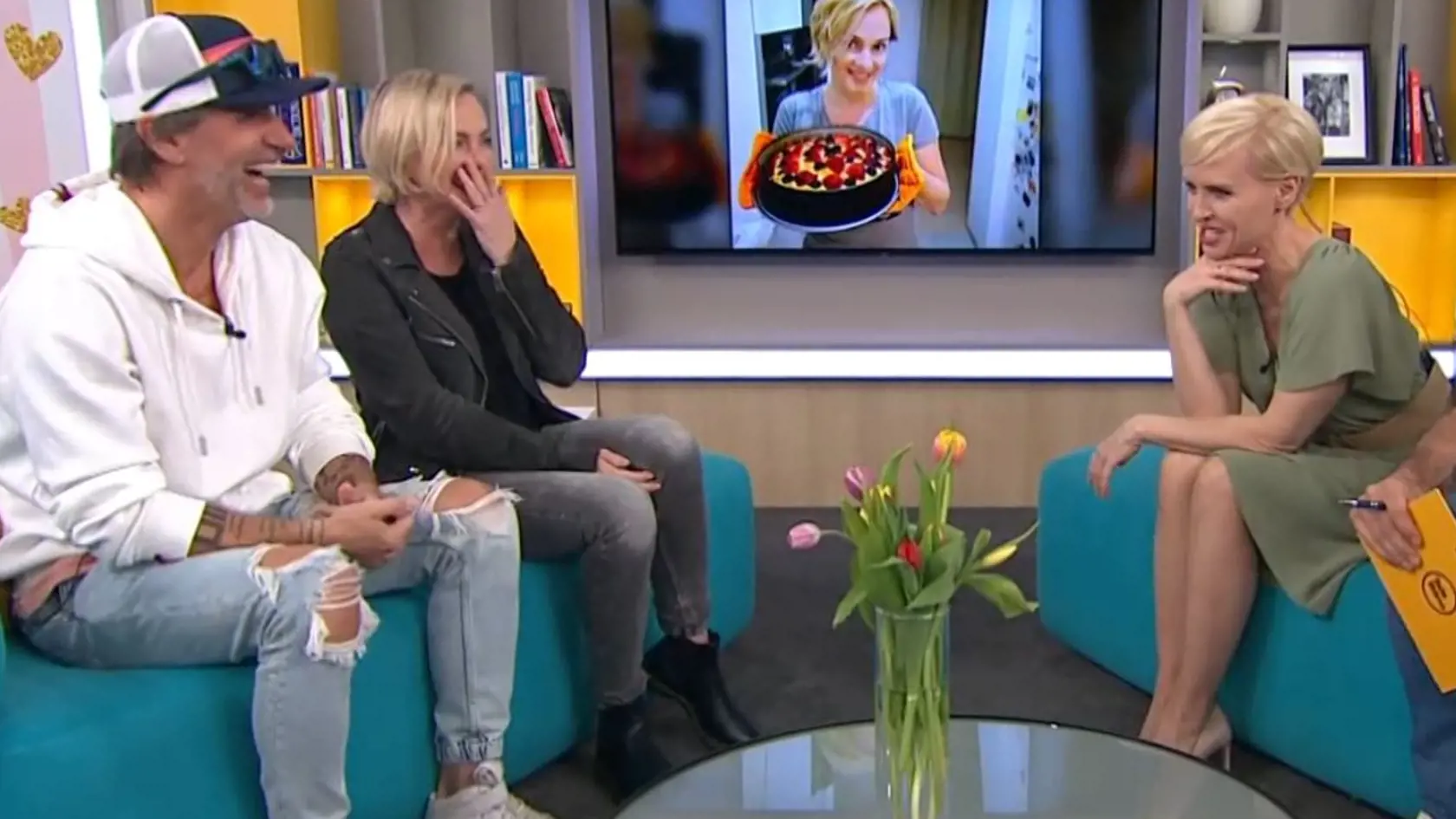 Kvetka Horváthová zažila trapas v živom vysielaní Telerána, Jaro Bekr a Monika Hilmerová sa išli ušúľať od smiechu.