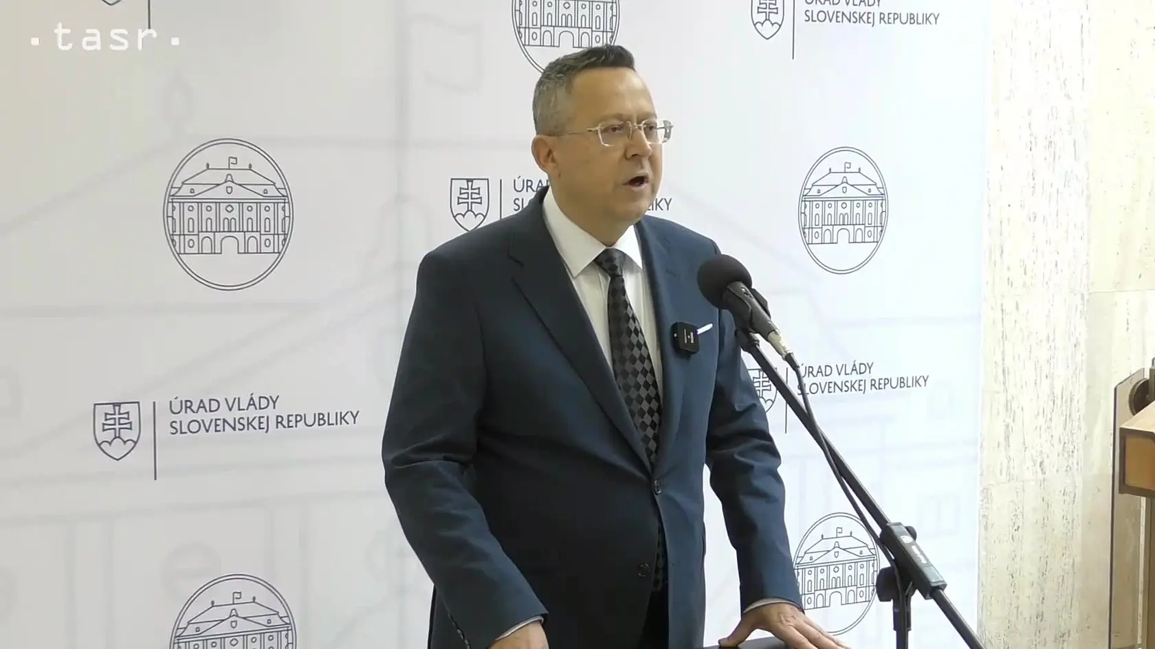 Už 19. februára 2025 v Bratislave  minister financií SR Ladislav Kamenický avizoval, že bude potrebné, aby si Slováci na budúci rok utiahli opasky ešte viac ako doteraz.