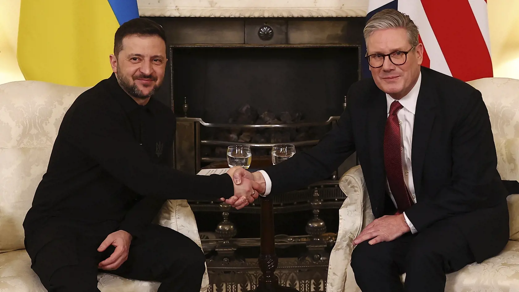 Na rozdiel od summitu z 2. marca sa sobotňajšia schôdzka zvolaná Starmerom koná virtuálne a koná sa po návrhu USA na 30-dňové dočasné prímerie v bojoch na Ukrajine, ktorý Kyjev už medzičasom podporil. Ruský prezident navrhované prímerie predtým v princípe podporil, podľa neho je ale potrebné riešiť ďalšie "vážne" otázky, napríklad ako a kto by dozeral na dodržiavanie zastavenia bojov pozdĺž celej frontovej línie. Takisto je podľa neho potrebné zaoberať sa základnými príčinami konfliktu.
