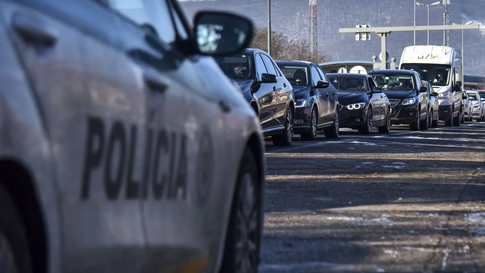 Na hraniciach sa už nachádzajú policajti