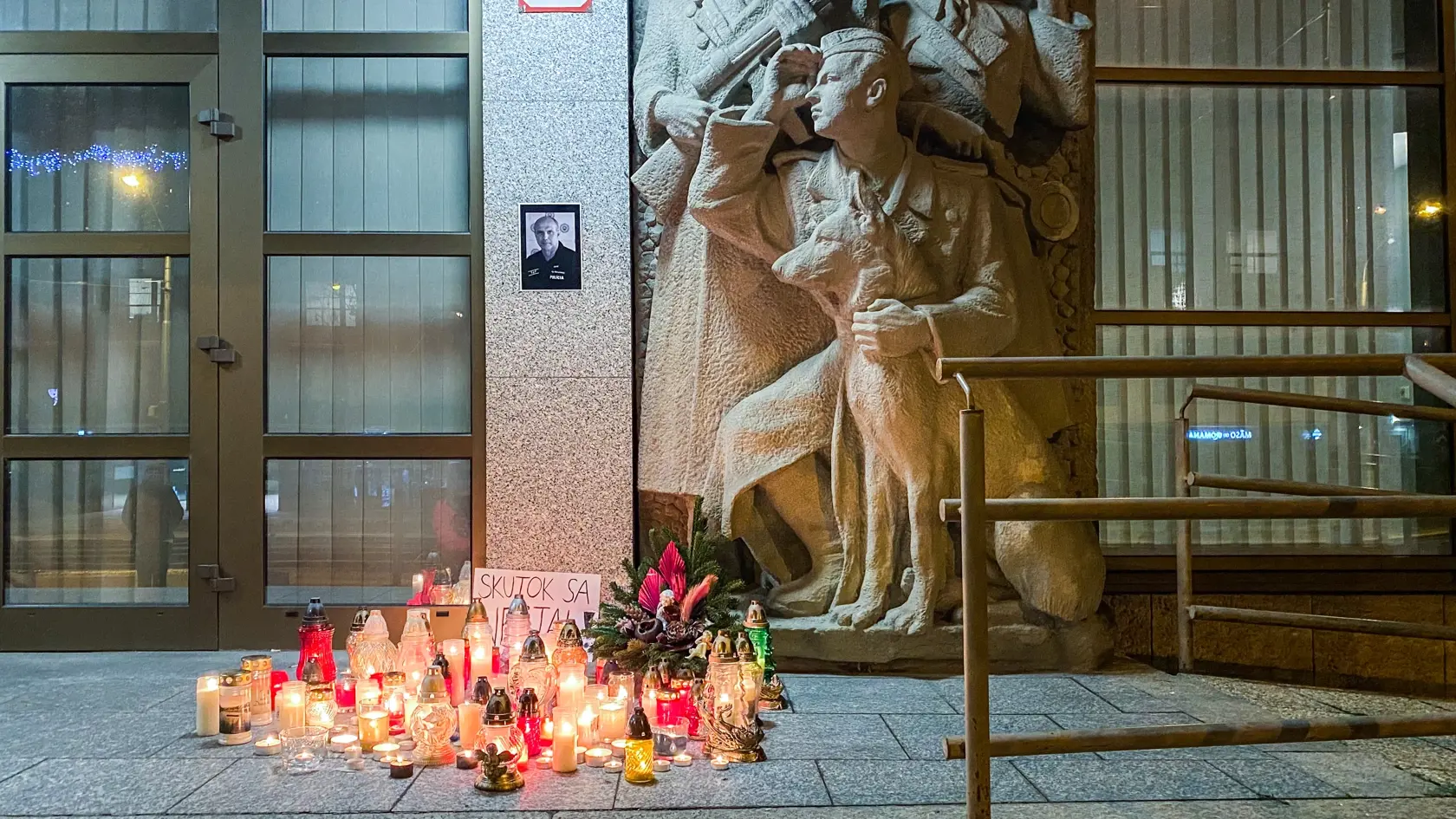 Horiace sviečky pred Policajným prezídiom na Račianskej ulici v Bratislave na pamiatku Milana Lučanského.