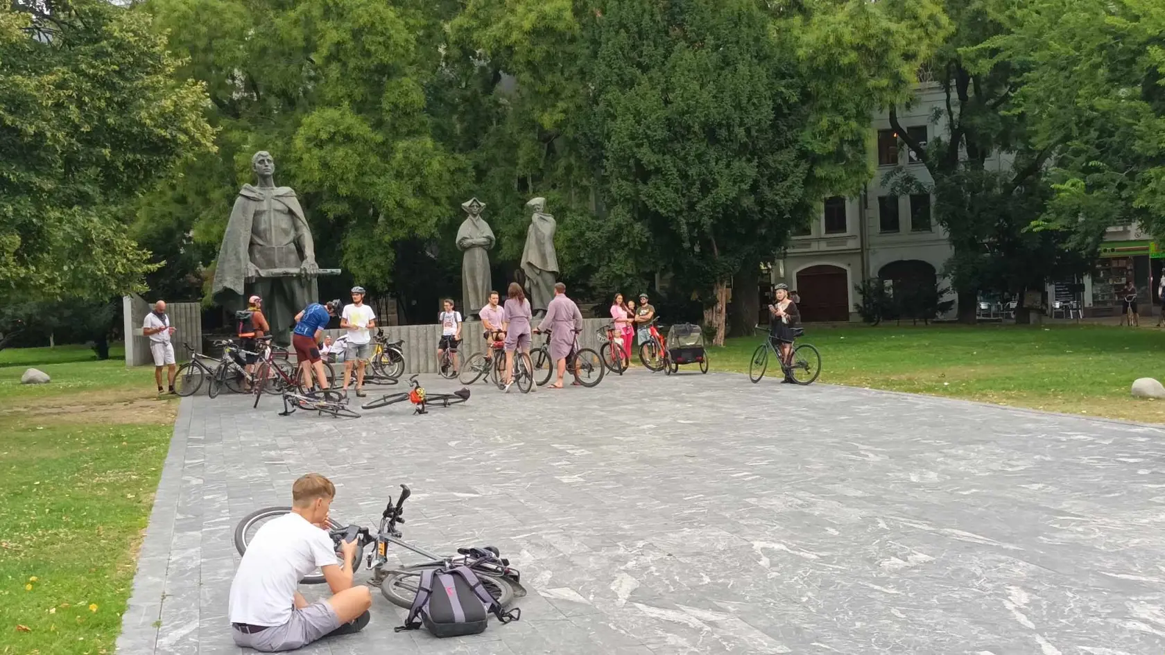 Demonštrácia proti ministerke kultúry Martine Šimkovičovej. Demonštranti prišli na bicykloch a v netradičných outfitoch.