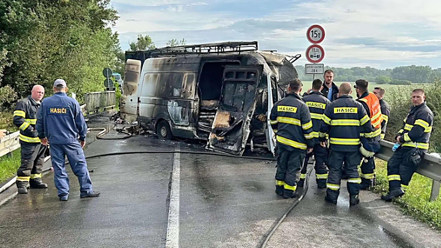Obraz skazy vykoľajil aj skúsených hasičov.