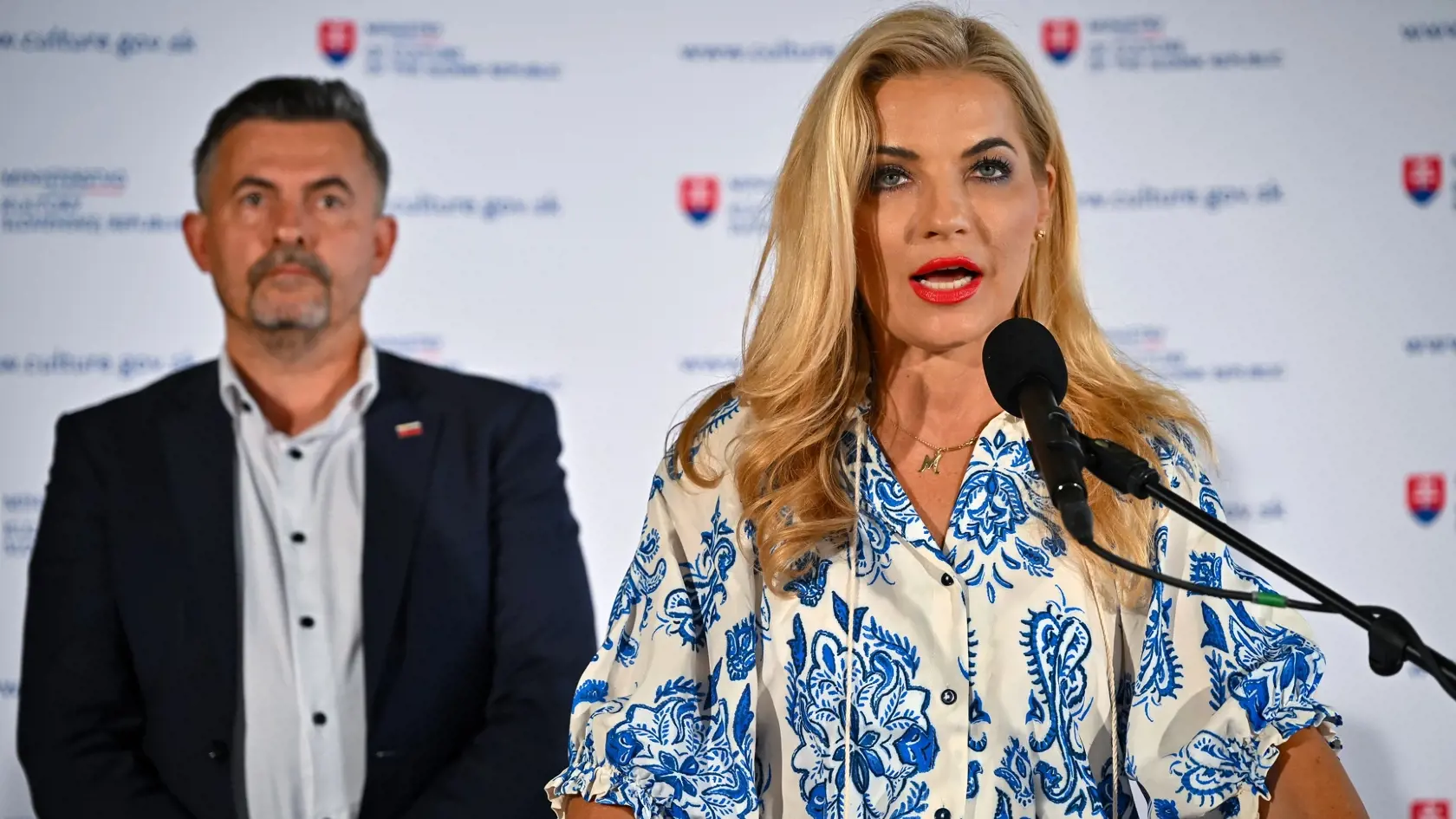 Na snímke Martina Šimkovičová a Lukáš Machala počas tlačovej konferencie.