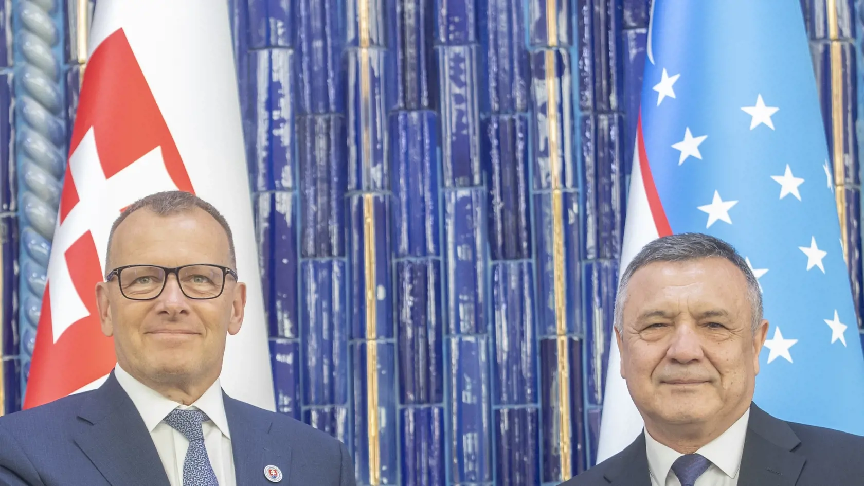 Na símke vľavo predseda NRSR Boris Kollár a vpravo predseda zákonodarnej komory Oliy Madžlis Uzbeckej republiky Nurdindžon Ismoilov počas oficiálnej návštevy predsedu parlamentu SR v Uzbekistane 17. apríla 2023 v Taškente. FOTO TASR - Martin Baumann