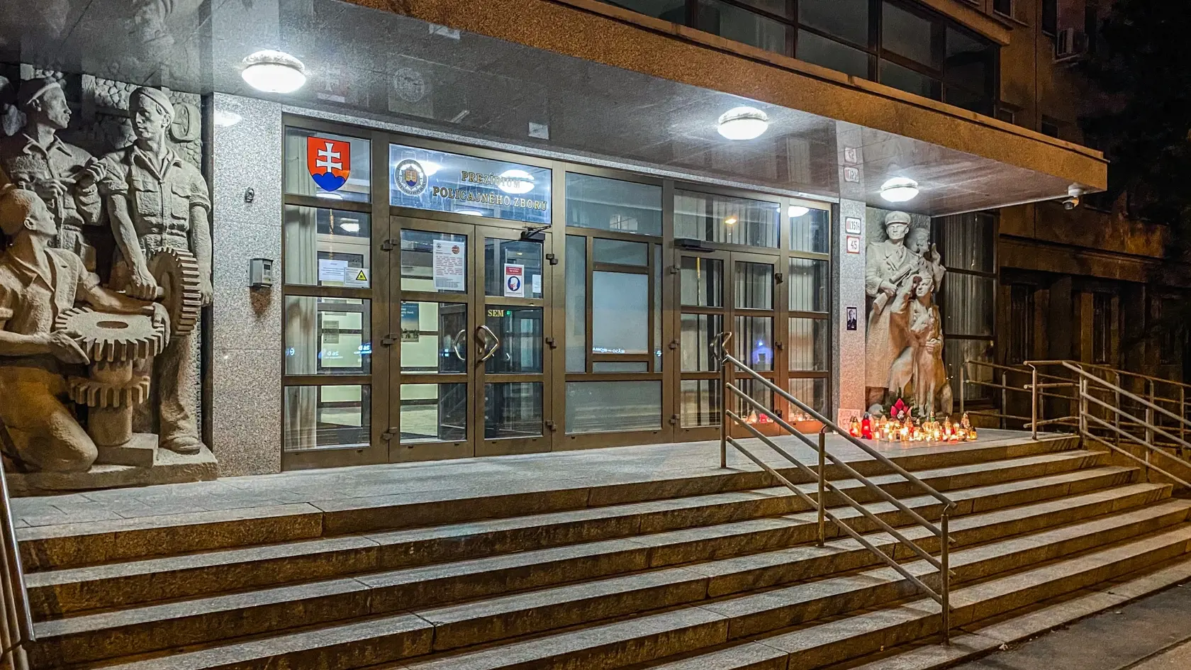 Milan Lučanský - Horiace sviečky pred Policajným prezídiom na Račianskej ulici v Bratislave na pamiatku Milana Lučanského.