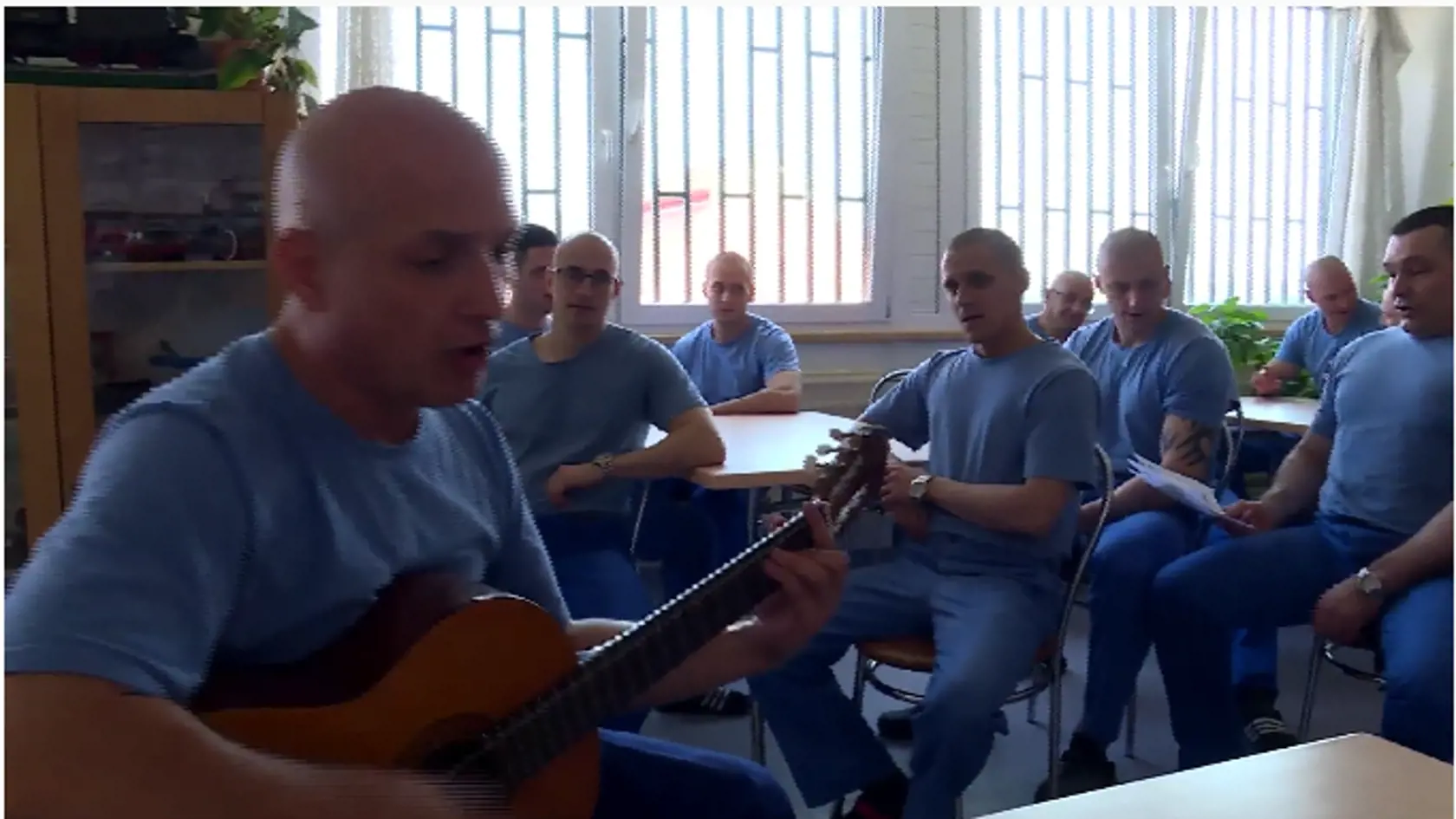 S gitarou si krátil dlhé chvíle.