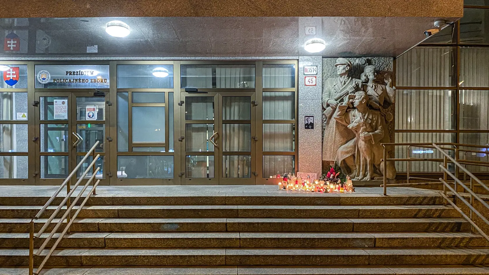 Milan Lučanský - Horiace sviečky pred Policajným prezídiom na Račianskej ulici v Bratislave na pamiatku Milana Lučanského.