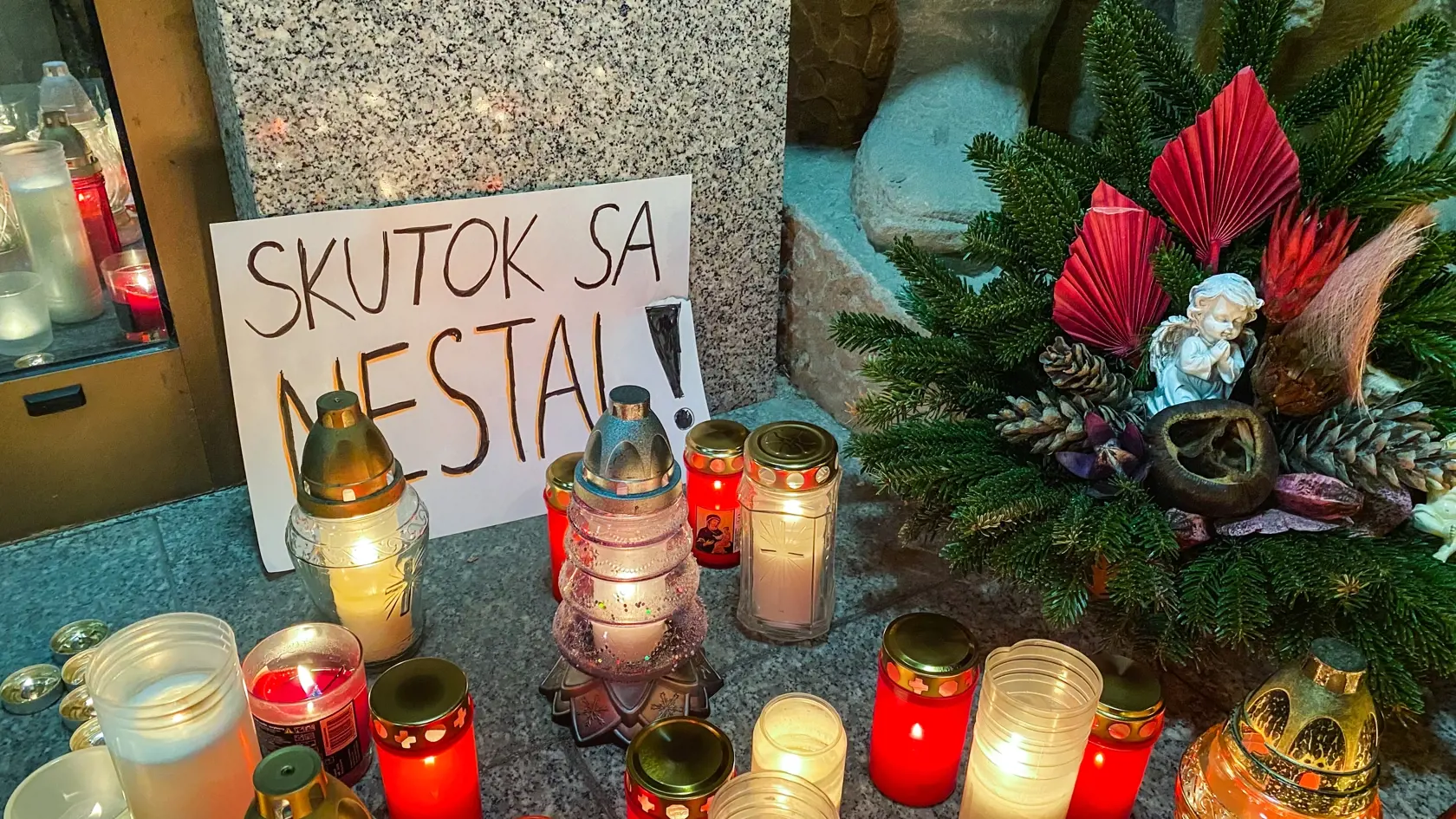 Horiace sviečky pred Policajným prezídiom na Račianskej ulici v Bratislave na pamiatku Milana Lučanského.