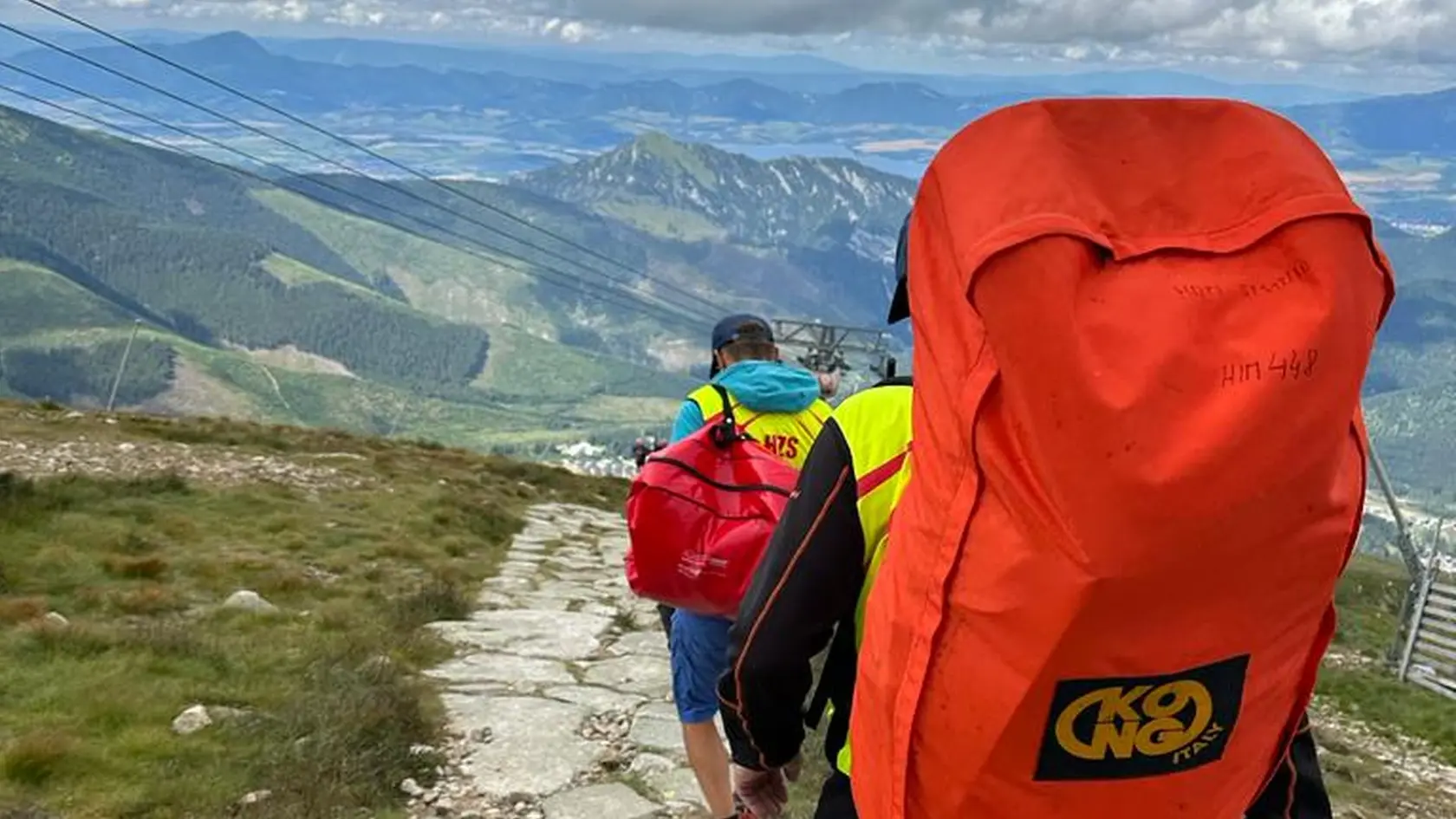 Horskí záchranári pomáhali zranenej 72-ročnej turistke v Nízkych Tatrách.