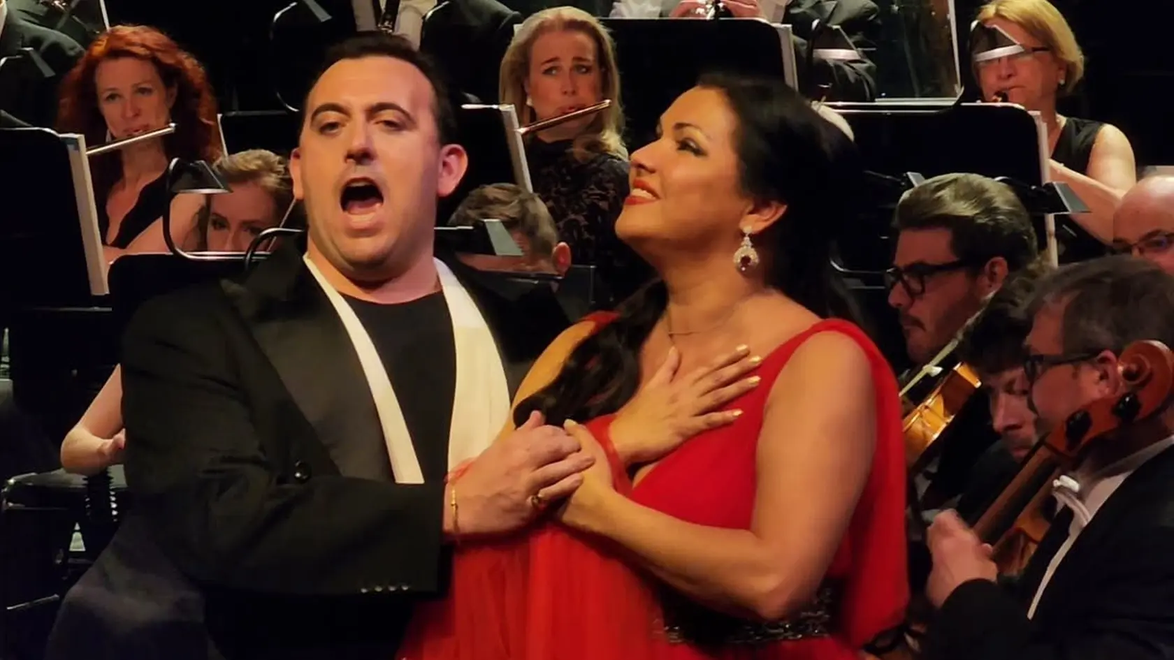Anna Netrebko s britsko-talianskym tenoristom Freddiem De Tommasom zaspievali niekoľko árií.
