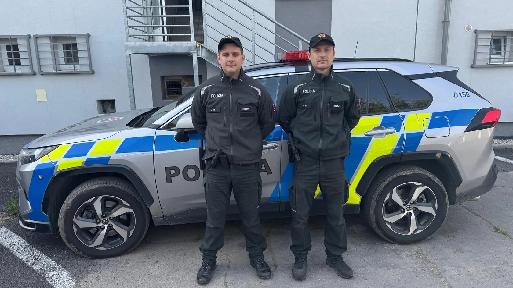 Policajti pomohli vodičke v núdzi.