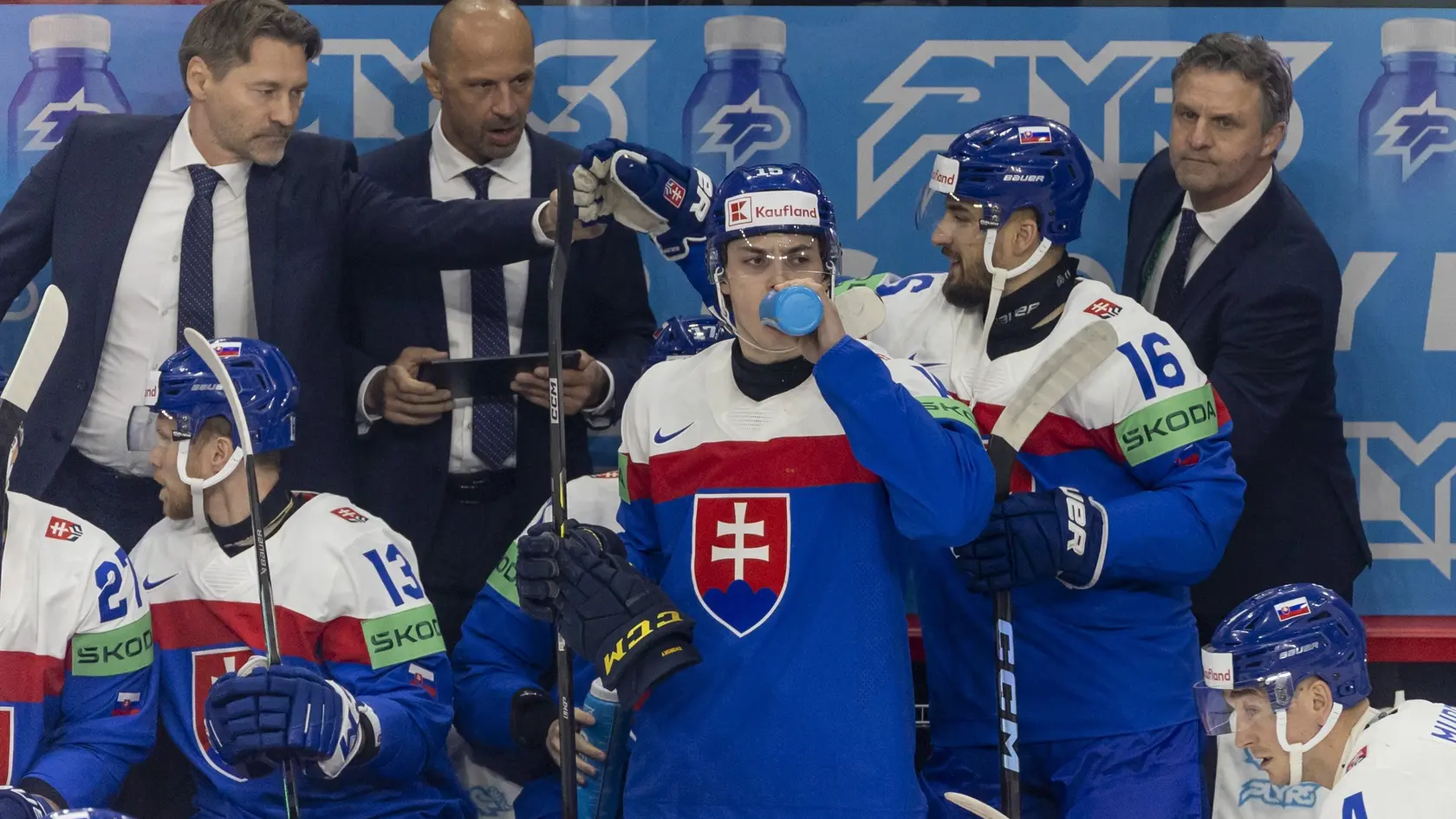 Útočník Dalibor Dvorský pravidelne počas zápasov na MS dopĺňa tekutiny.