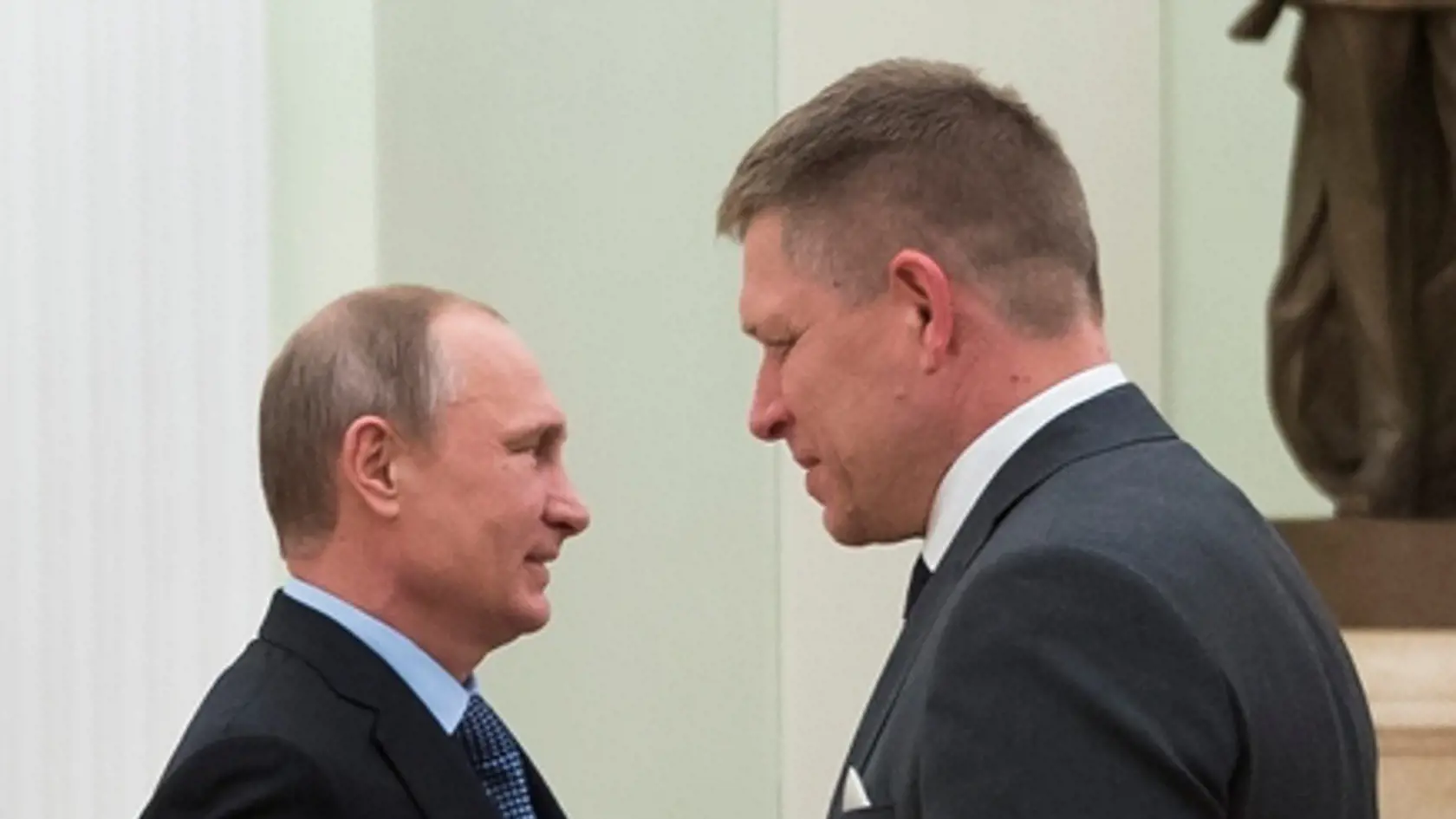SILNÍ MUŽI: Putin  s Ficom zoči voči.