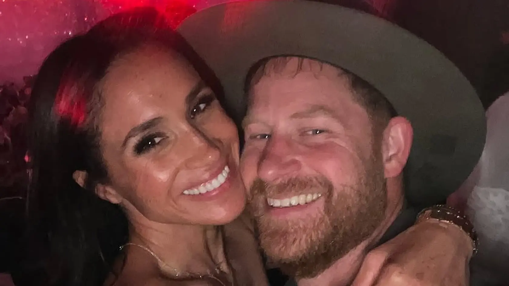 Ako zamilovaní pubertiaci! Meghan a Harry šantili na koncerte Beyoncé.