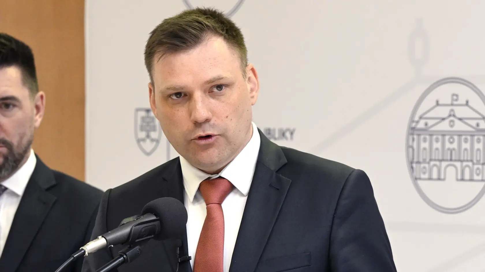 Envirorezort prostredníctvom štátneho podniku Vodohospodárska výstavba podpísal memorandum o spolupráci so spoločnosťou Westinghouse Electric Company, vďaka čomu môže Slovensko, ako vôbec prvý štát Európy, realizovať unikátnu investíciu na stabilné a bezpečné dodávky elektrickej energie z vodných elektrární.