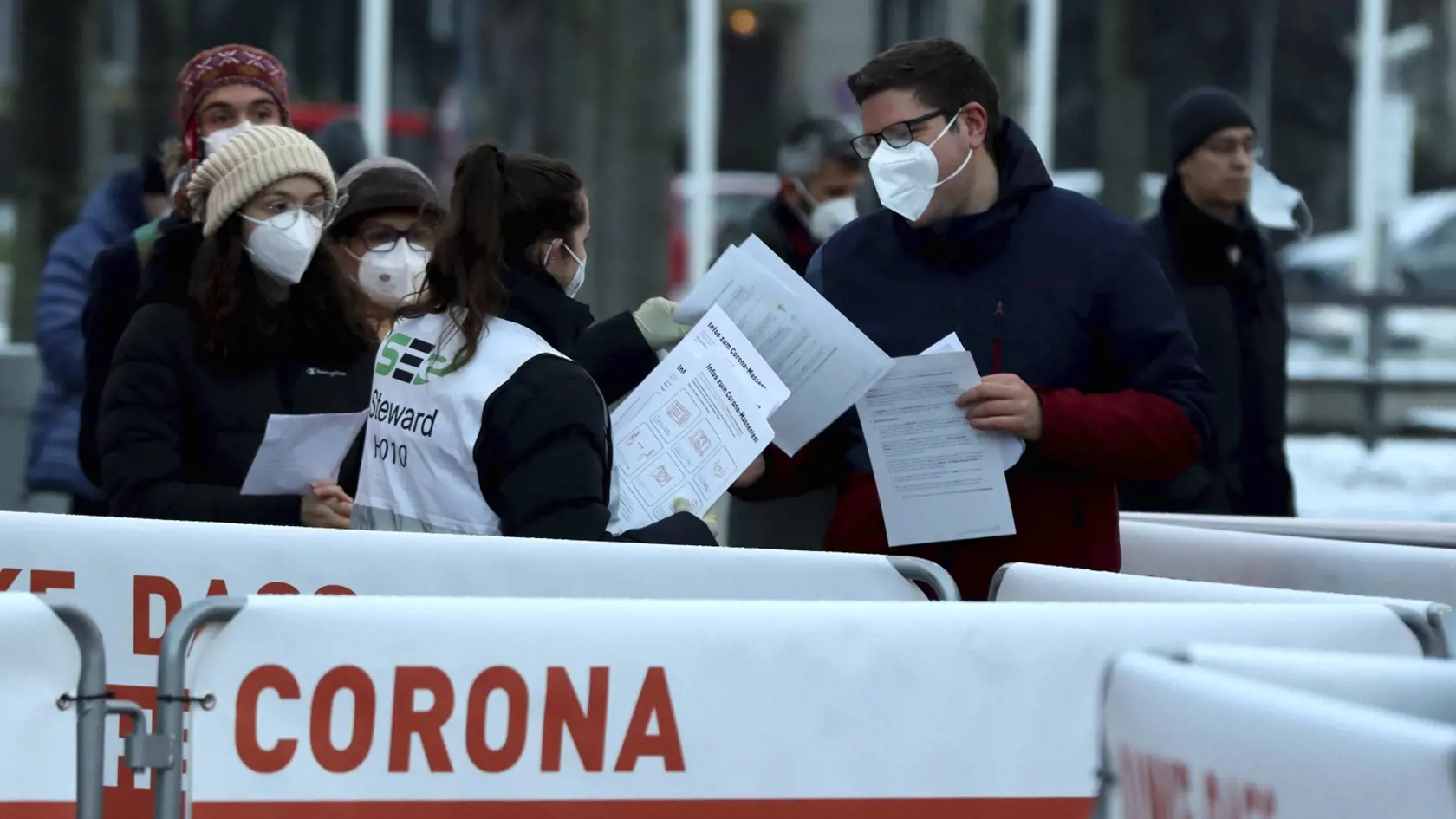 WA 33 Viedeň - Ľudia čakajú v rade na prvé hromadné dobrovoľné testovanie na nový druh koronavírusu vo Viedni v piatok 4. decembra 2020. Absolvujú ho učitelia i zamestnanci materských škôl. FOTO TASR/AP


People line up a corona test street for a mass Covid-19 testing in Vienna, Austria, Friday, Dec 4, 2020. Written on the poster " corona test street". Austria conducts a mass Covid-19 testing exercise to better understand the spread of the virus in the country. (AP Photo/Ronald Zak)