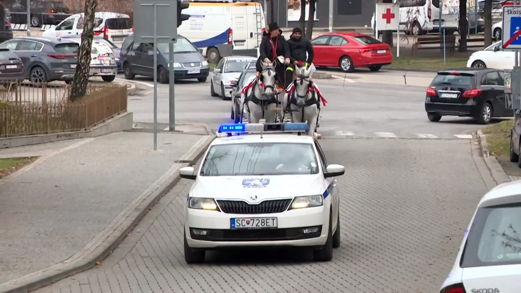 Sprievod viedlo auto mestskej polície.