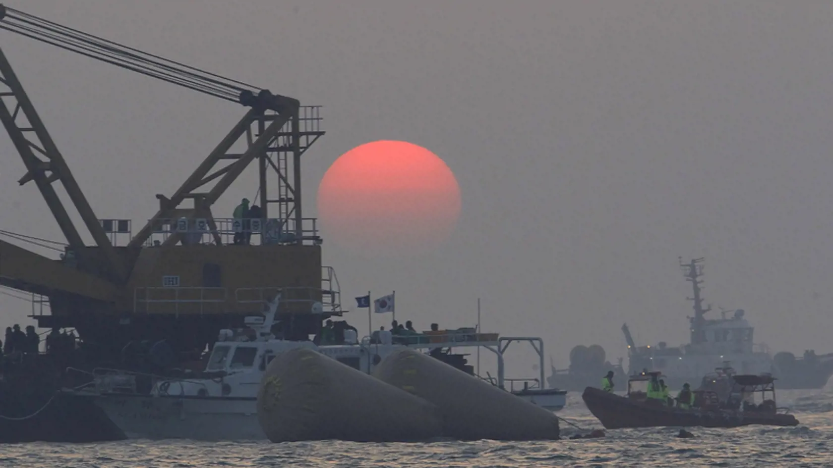 Havária trajektu Sewol pri Kórejskom polostrove: Potápači pracujú vo dne aj v noci.