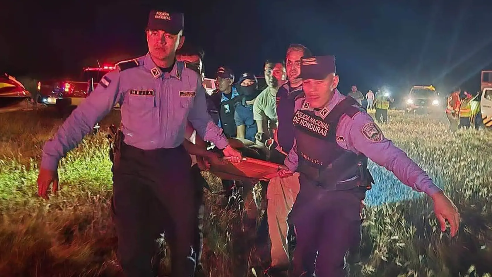 Najmenej sedem ľudí zahynulo po pondelkovej havárii lietadla smerujúceho z honduraského ostrova Roatán, uviedli v utorok miestne úrady. Nehodu zrejme spôsobila technická porucha lietadla