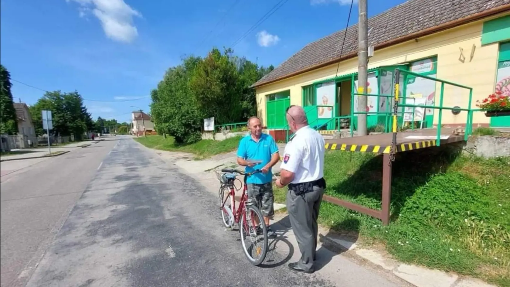 Polícia v Trenčíne pravidelne chodí za dôchodcami a upozorňuje ich na taktiky podvodníkov.