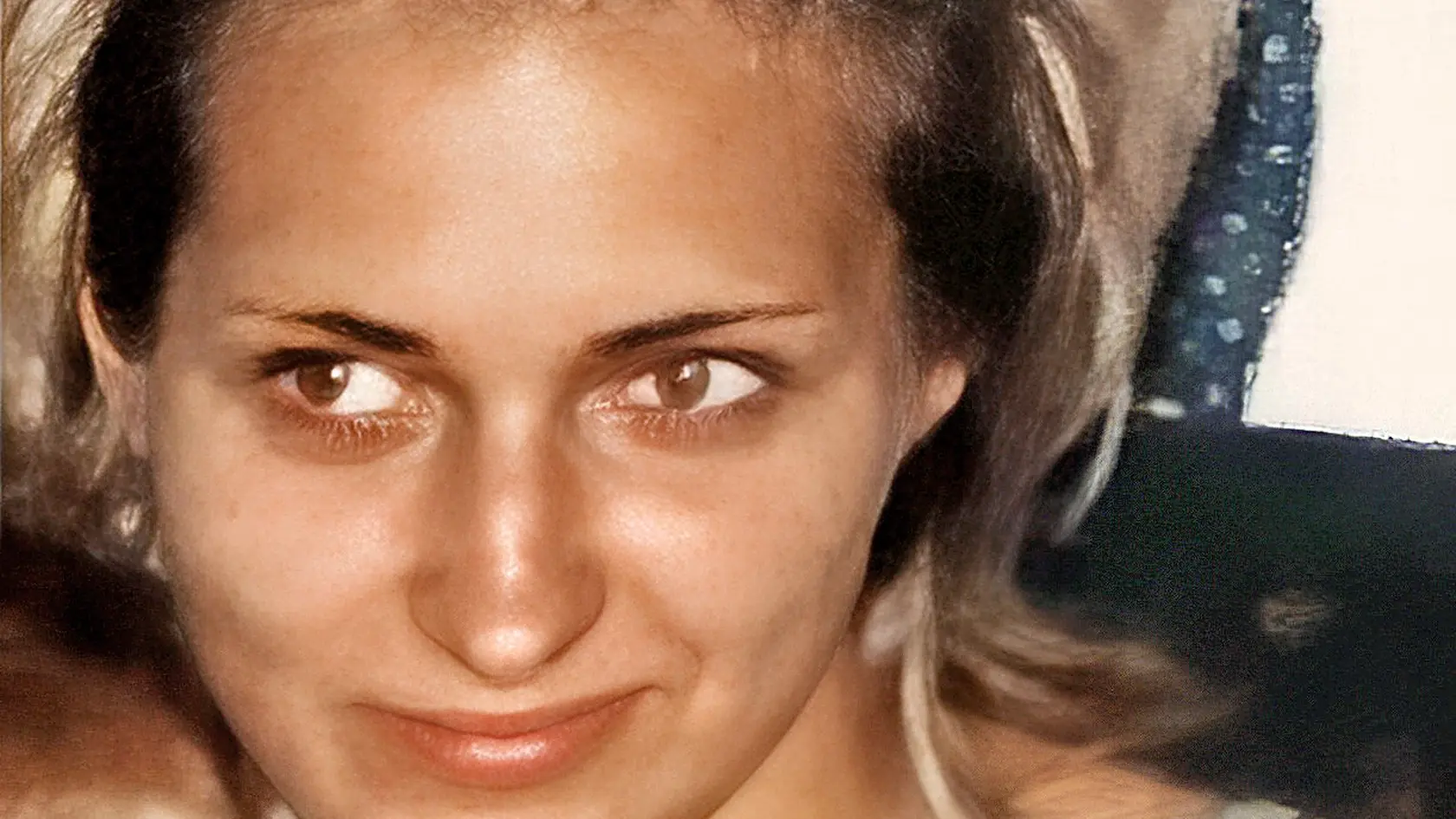Adriane chrstol vrah na tvár kyselinu. Tento útok neprežila.