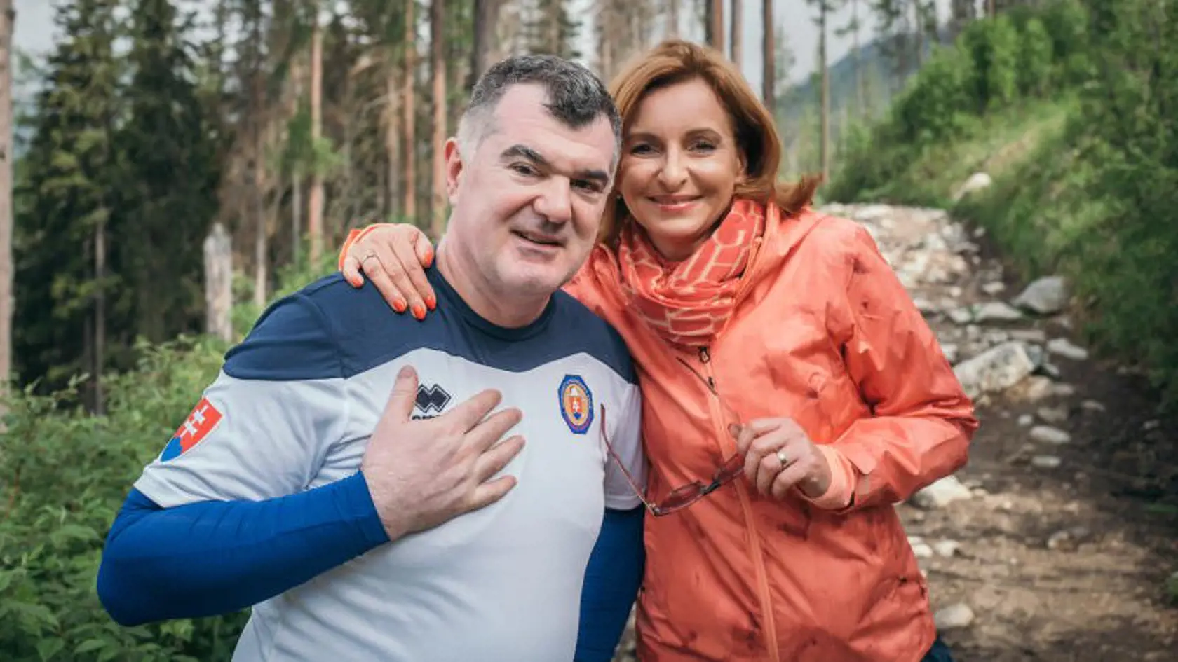 Danica sa vrhla na výrobu levanduľového sirupu. Ruku k dielu prikladá aj manžel Alexander.
