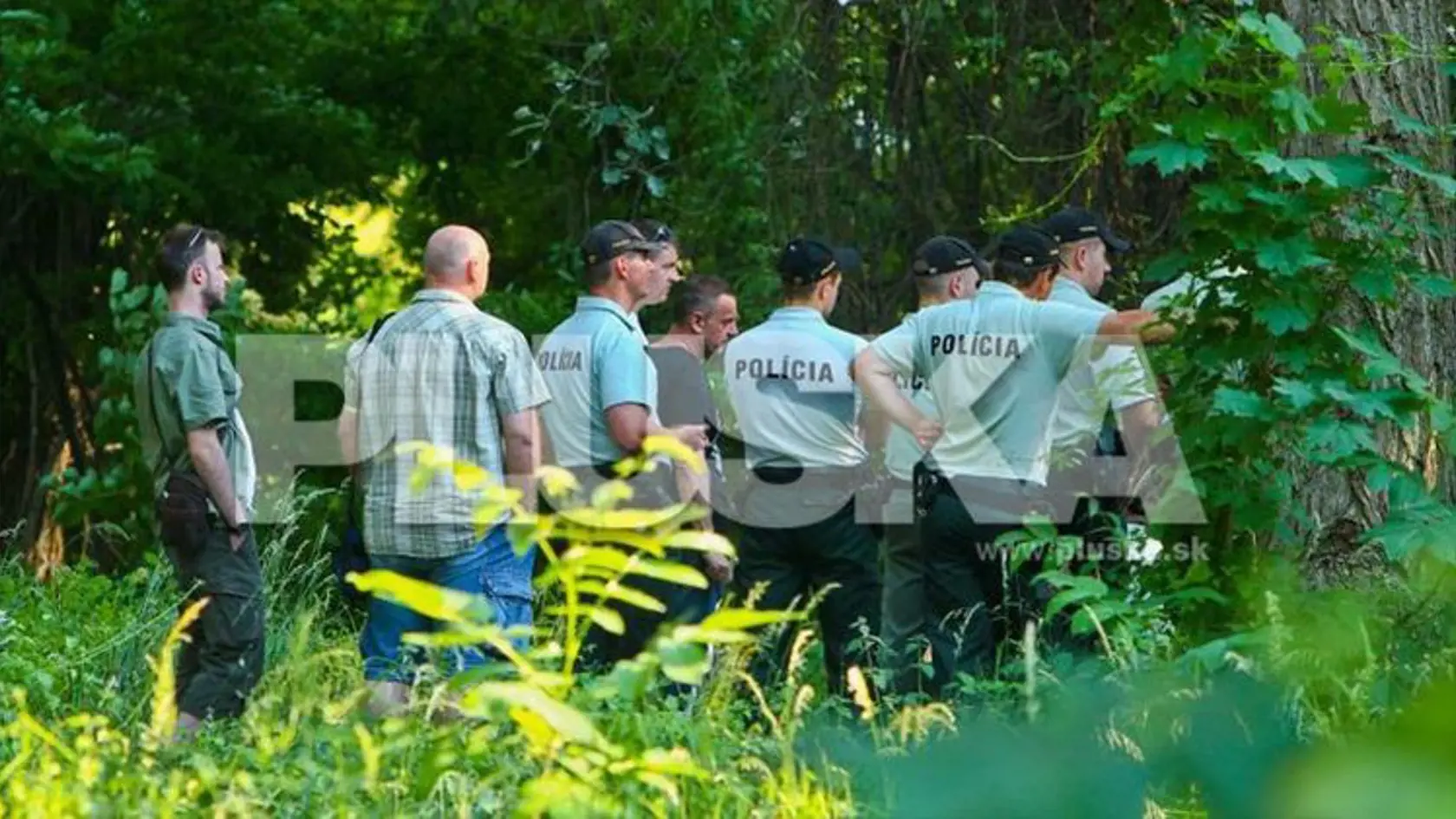 Rozmetané a rozštvrtené telo neznámeho muža našli policajti pod Prístavným mostom v Bratislave.