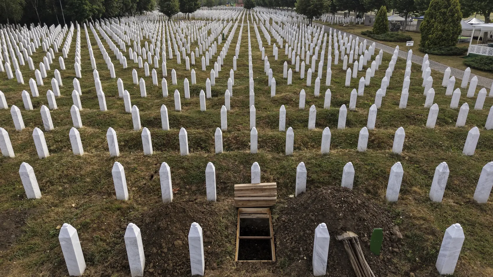 Hroby obetí srebrenickej genocídy na cintoríne v obci Počotari.