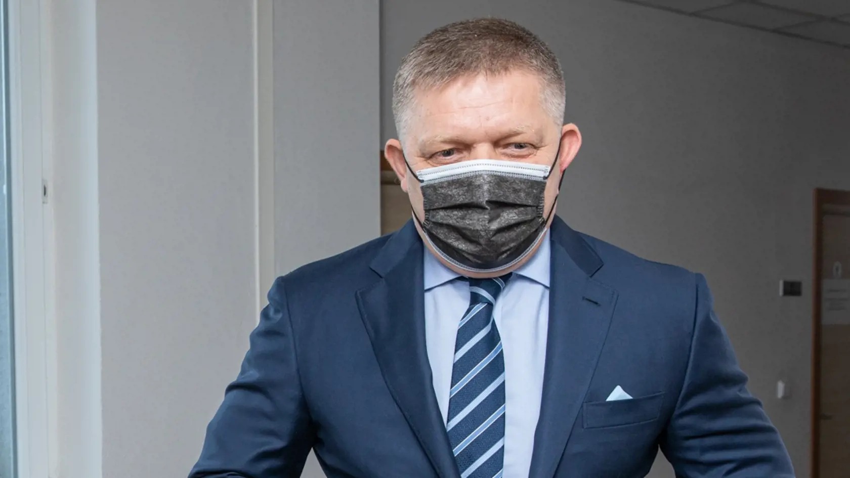 Na snímke je predseda strany strany Smer Robert Fico, ktorý prišiel na hlavné pojednávanie s bývalým špeciálnym prokurátorom Dušanom Kováčikom. Fico na pojednávanie prišiel ako verejnosť. Po vynesení rozsudku chce podať na sudkyňu trestné oznámenie.
