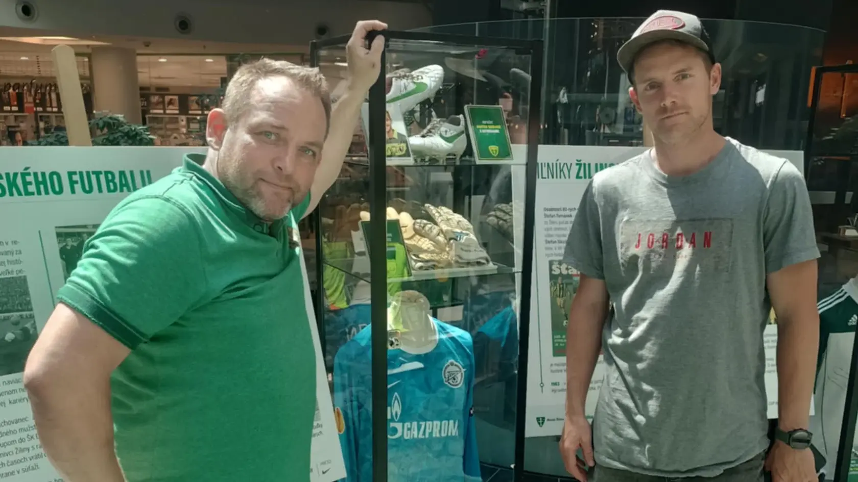 Riaditeľ výstavy a bývalý hokejbalista Robo Kašša s bývalým futbalovým reprezentantom Tomášom Hubočanom.