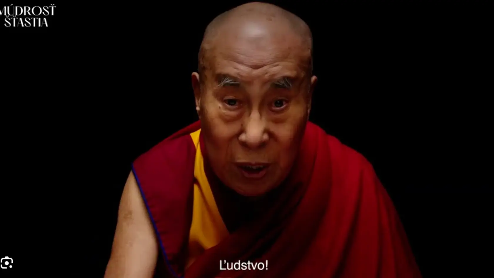 Duchovný vodca Tibetu dalajláma doslova na dlani. Ten totiž v dokumente hľadí priamo do kamery tak, že chce nadviazať očný kontakt s každým jedným divákom a diváčkou.