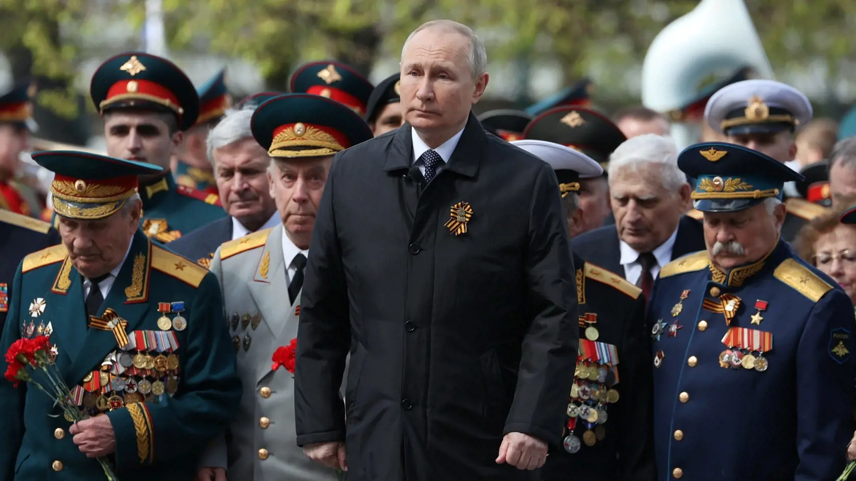 Ruský prezident Vladimir Putin (uprostred) počas kladenia kvetov a vencov k hrobu Neznámeho vojaka po vojenskej prehliadke pri príležitosti 77. výročia osláv Dňa víťazstva nad hitlerovským Nemeckom v druhej svetovej vojne v Moskve 9. mája 2022.
