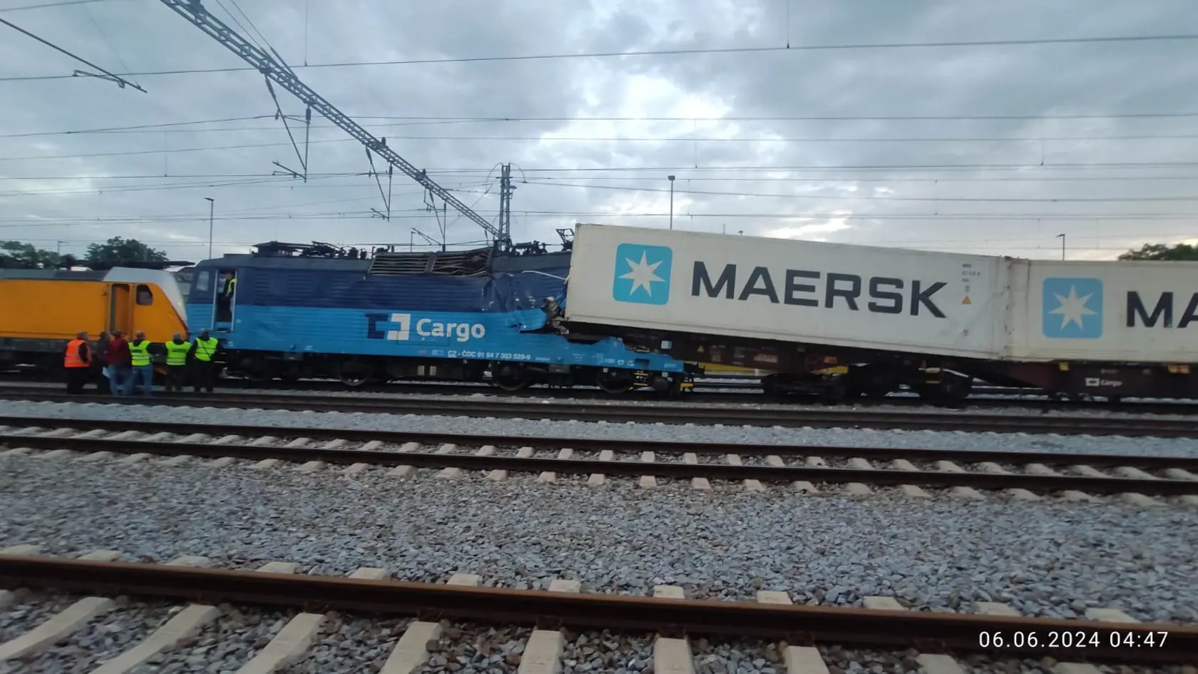V Pardubiciach sa zrazil rýchlik s nákladným vlakom, zomreli 4 ľudia.