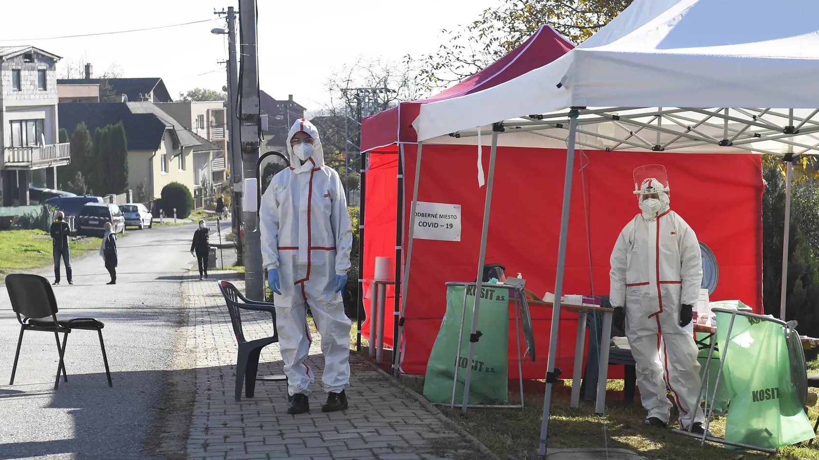 V nedeľu pokračovalo druhým dňom celoplošné testovanie na ochorenie COVID-19. Testovanie sa koná od soboty do 31. októbra do nedele 1. novembra. Na snímke zdravotníci a dobrovoľníci čakajú na ľudí počas testovania v obci Baška v okrese Košice - okolie, 1. novembra 2020. FOTO TASR – František Iván
