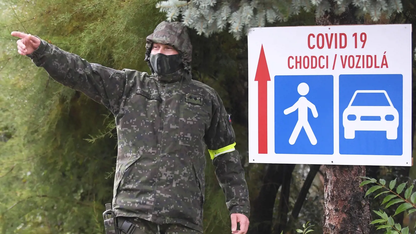 Pri veľkokapacitnom odberovom mieste na Ipeľskej ulici v Košiciach  vypomáhajú dvaja príslušníci ozbrojených síl SR, ktorí usmerňujú dopravu a dohliadajú na plynulosť testovania. Košice, 13. októbra 2020. FOTO TASR - František Iván