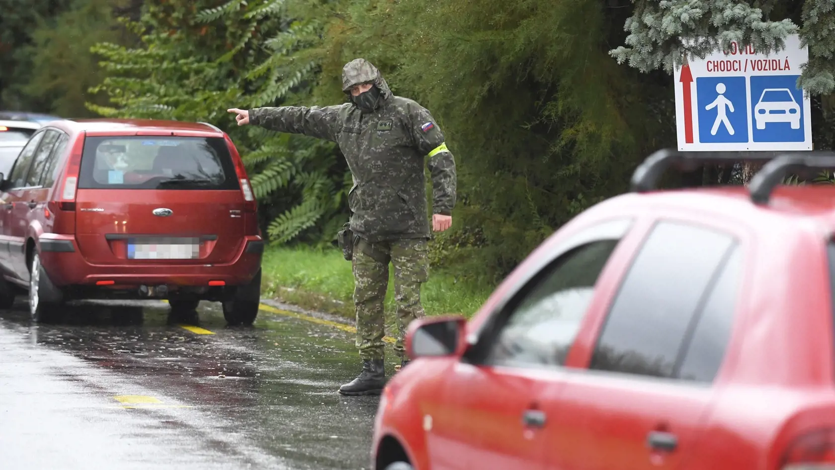 Pri veľkokapacitnom odberovom mieste na Ipeľskej ulici v Košiciach  vypomáhajú dvaja príslušníci ozbrojených síl SR, ktorí usmerňujú dopravu a dohliadajú na plynulosť testovania. Košice, 13. októbra 2020. FOTO TASR - František Iván