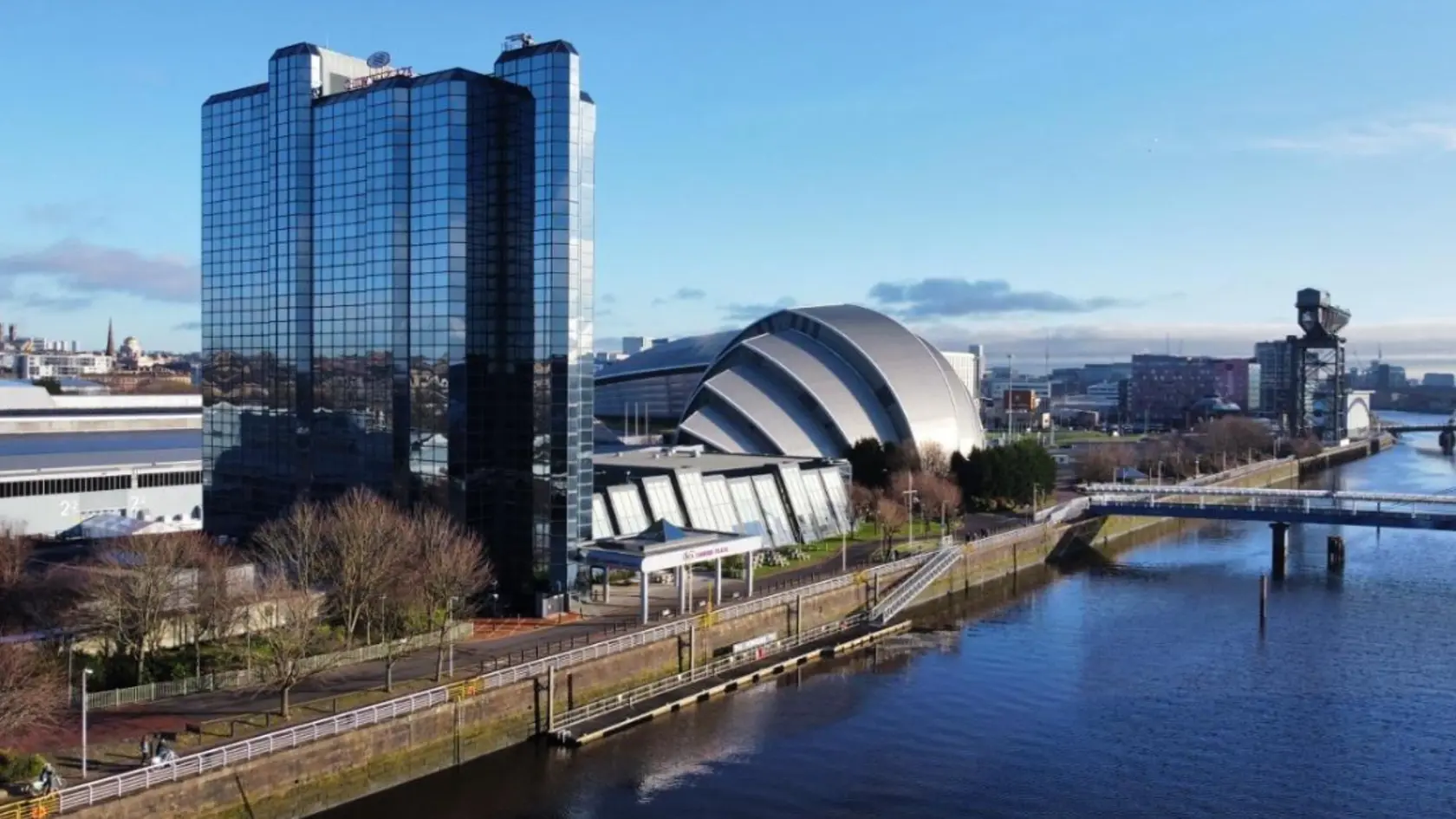 Podarilo sa nám zistiť, že „belasí“ sú ubytovaní v luxusnom hoteli v centre Glasgowa.