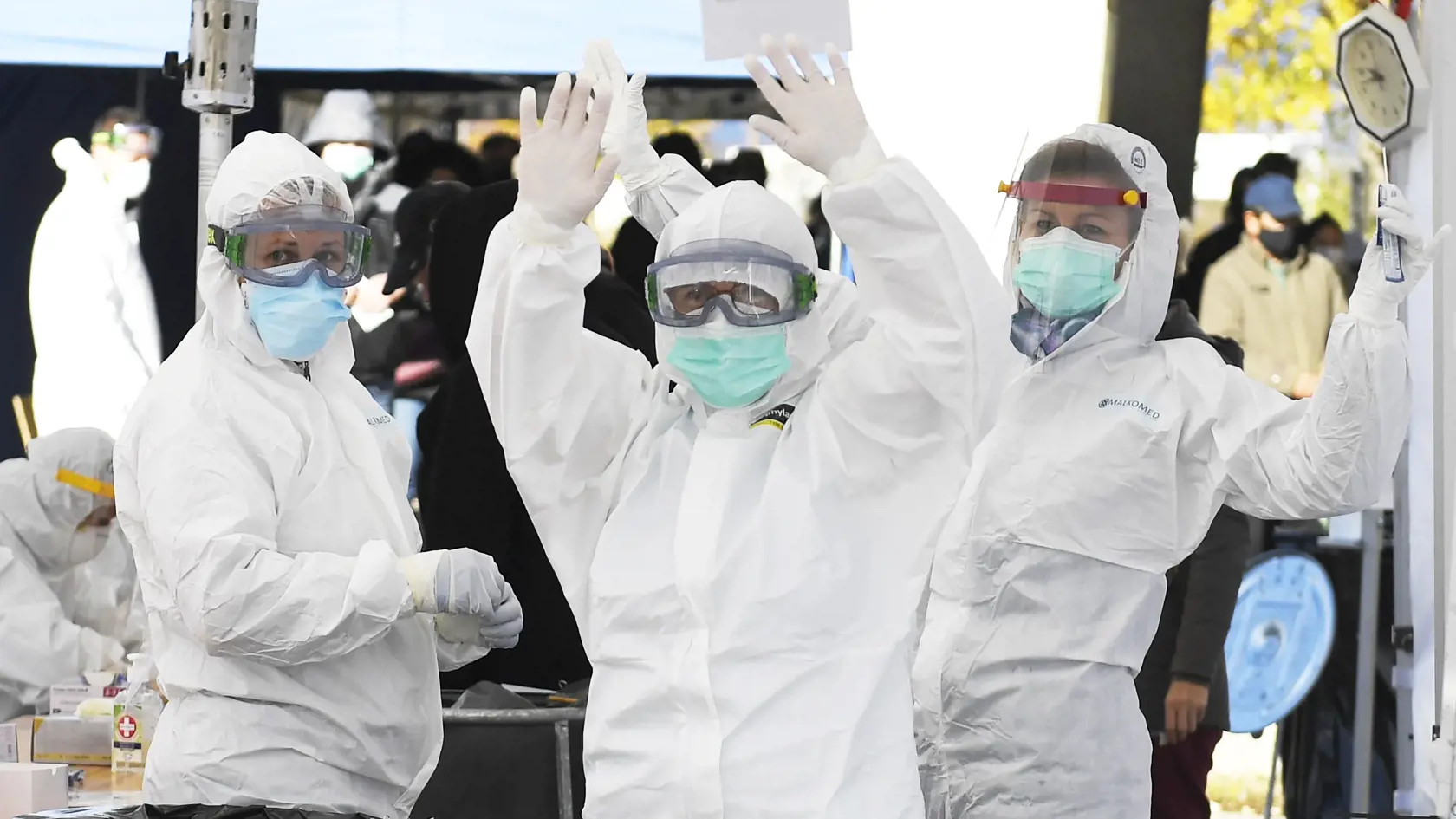 Na Slovensku sa začalo celoplošné testovanie na ochorenie COVID-19. Testovať sa bude od soboty 31. októbra do nedele 1. novembra. Vytvorených má byť viac ako 5000 odberných miest a 4901 odberných tímov. Na snímke odberný tím pózuje na fotenie počas testovania v U. S. Steel v Košiciach 31. októbra 2020.  FOTO TASR - František Iván