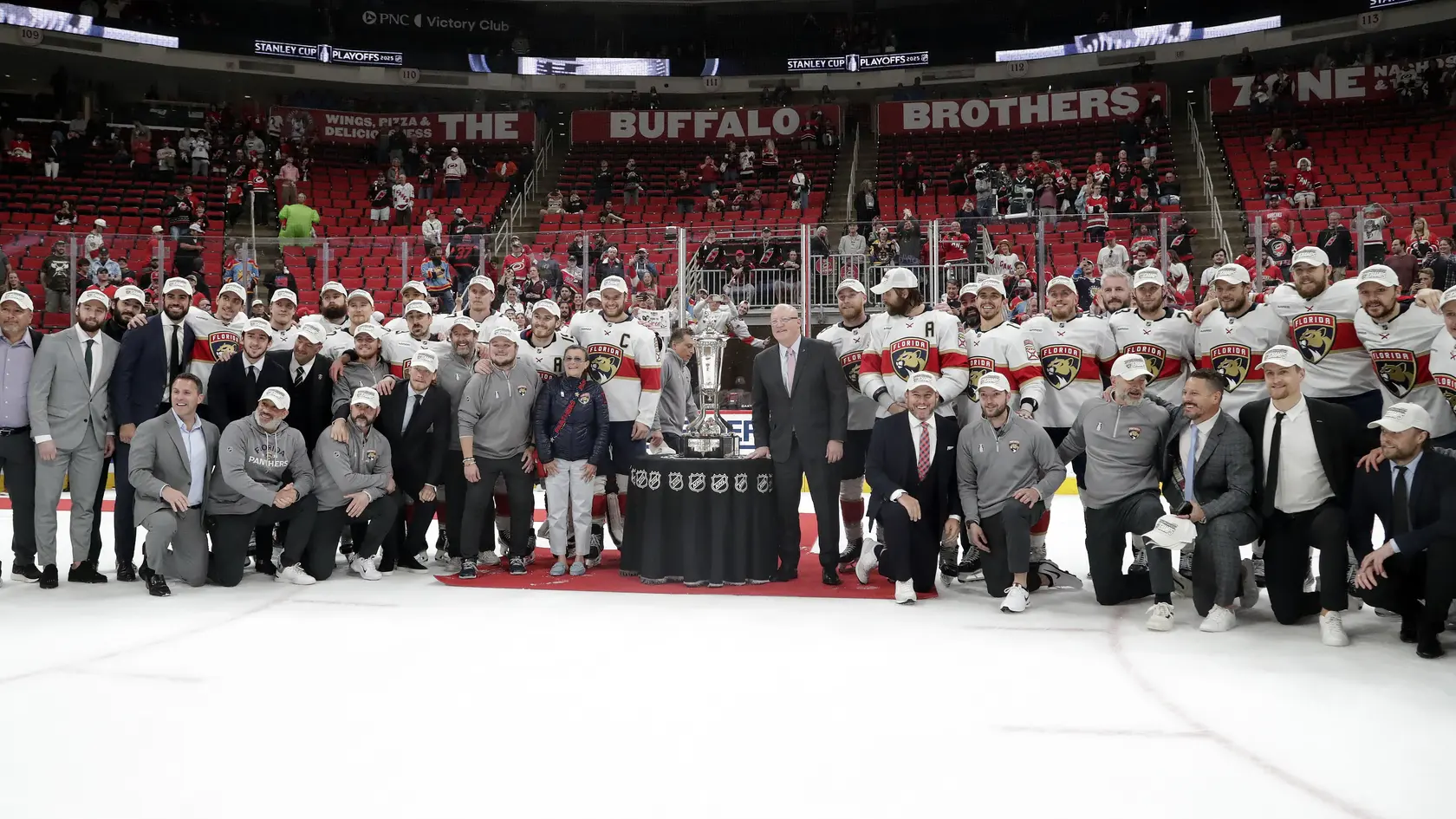 Tím Florida Panthers získal trofej Prince of Wales pre víťaza Východnej konferencie