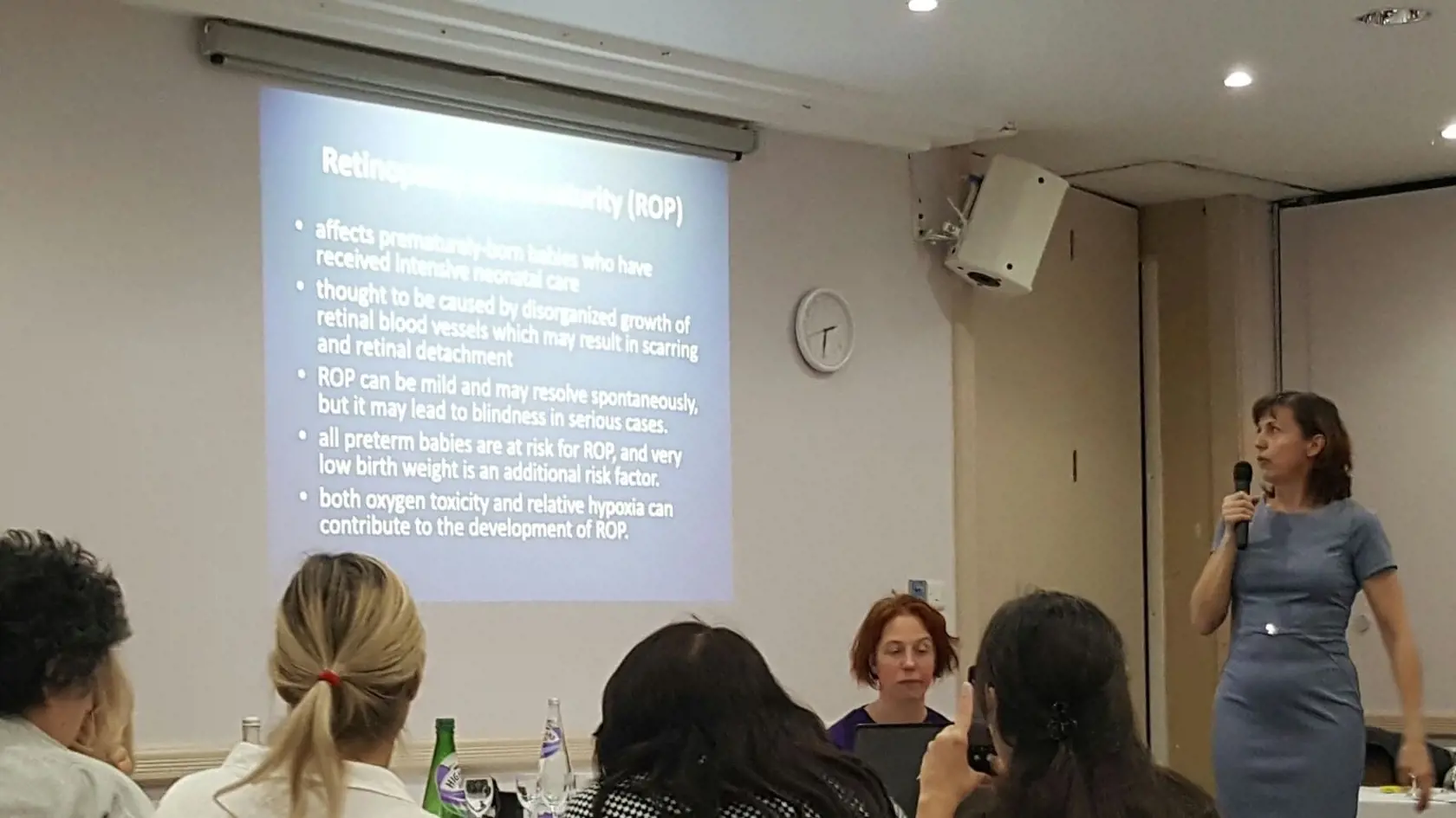 O Batesovej metóde, ale aj vlastných skúsenostiach prednáša aj vo svete. Toto je na konferencii v Edinburghu.